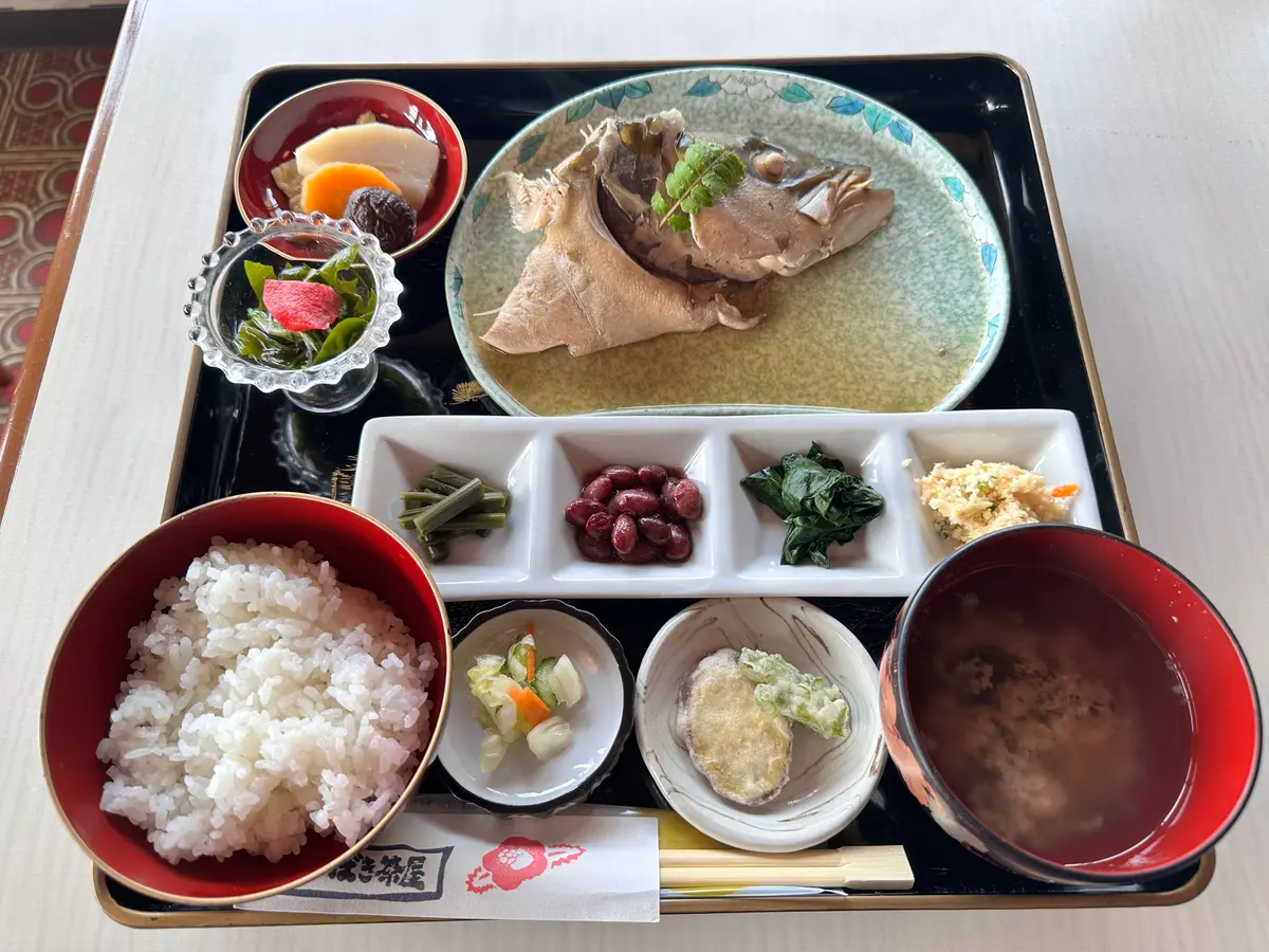 こちらが、「でまかせ定食」!気分で出てくる定食に、大きな兜煮が入っているではありませんか! 本当にカマが大きい! ボリューム満点で、とても美味しいかったです! ちょうどいい味付けで食べやすく、必ず行くと再度決意しました! 実は、海の景色を見ながら食事を楽しんでおりました(写真を撮っておりませんでしたが、絶景です!) ぜひ、皆様も行ってみてはいかがでしょうか
