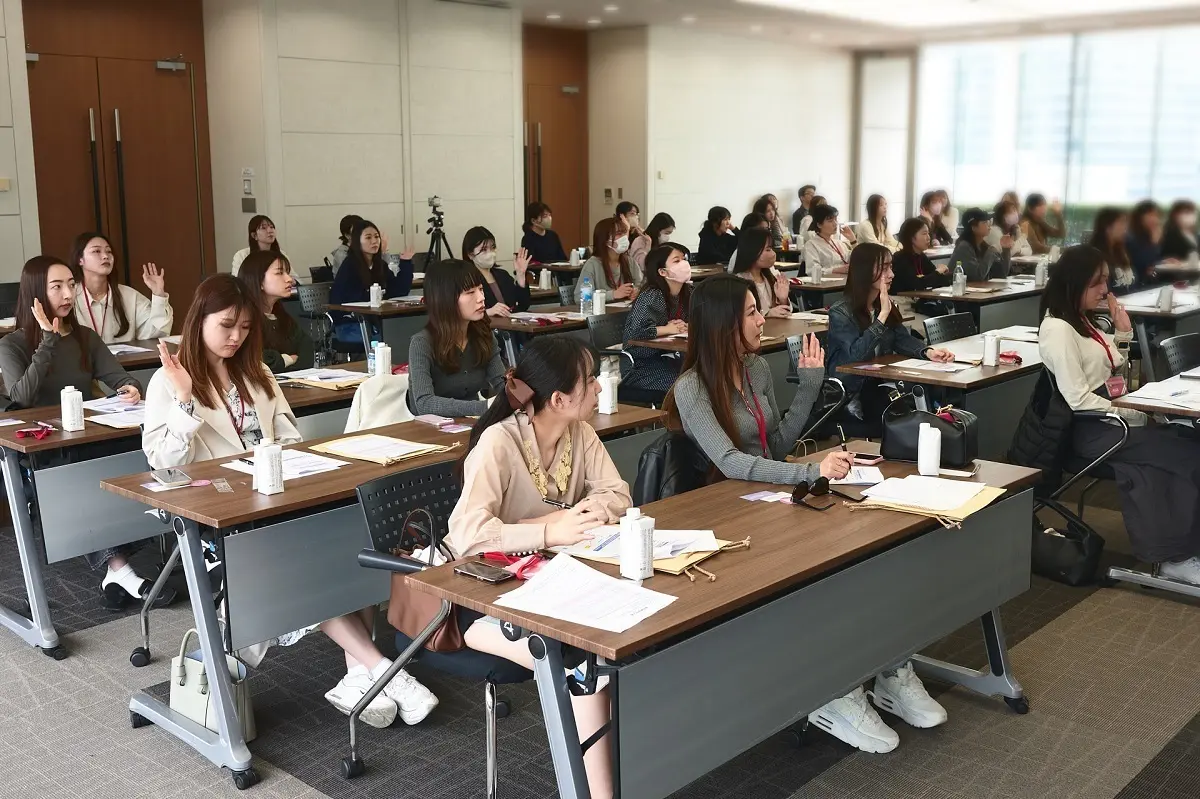 【MORE×ＳＯＭＰＯひまわり生命】セミナー参加者が講師の話にリアクションをとっている様子