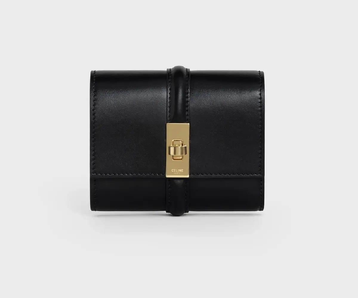 20代で買う名品アイテム　セリーヌの財布　16（セーズ）黒