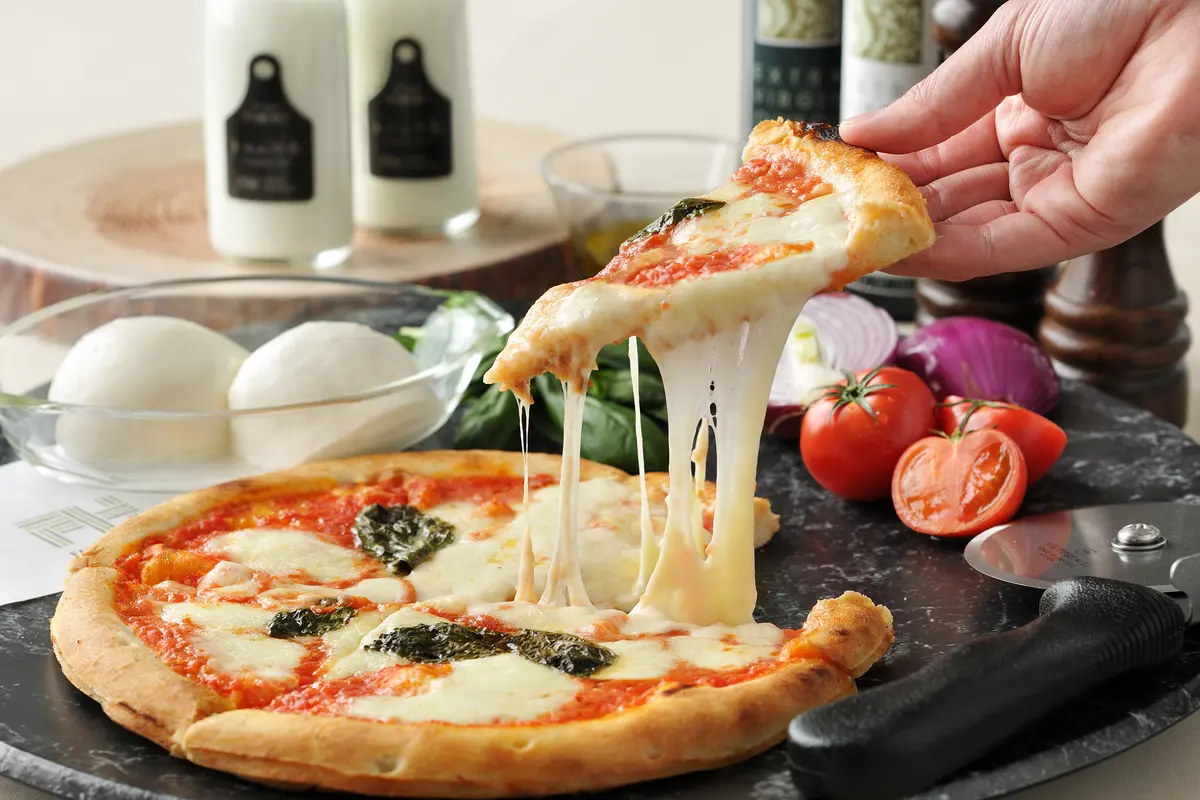 ピッツァ（チーズがのびている様子）