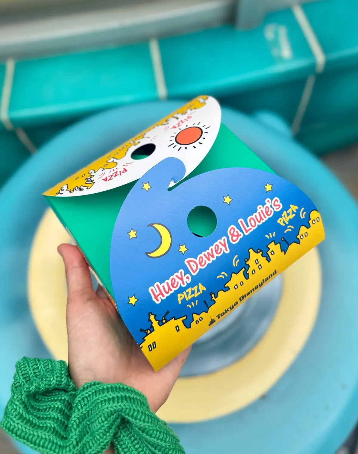 ディズニーランド食べ歩きおすすめ　ミッキーピザ