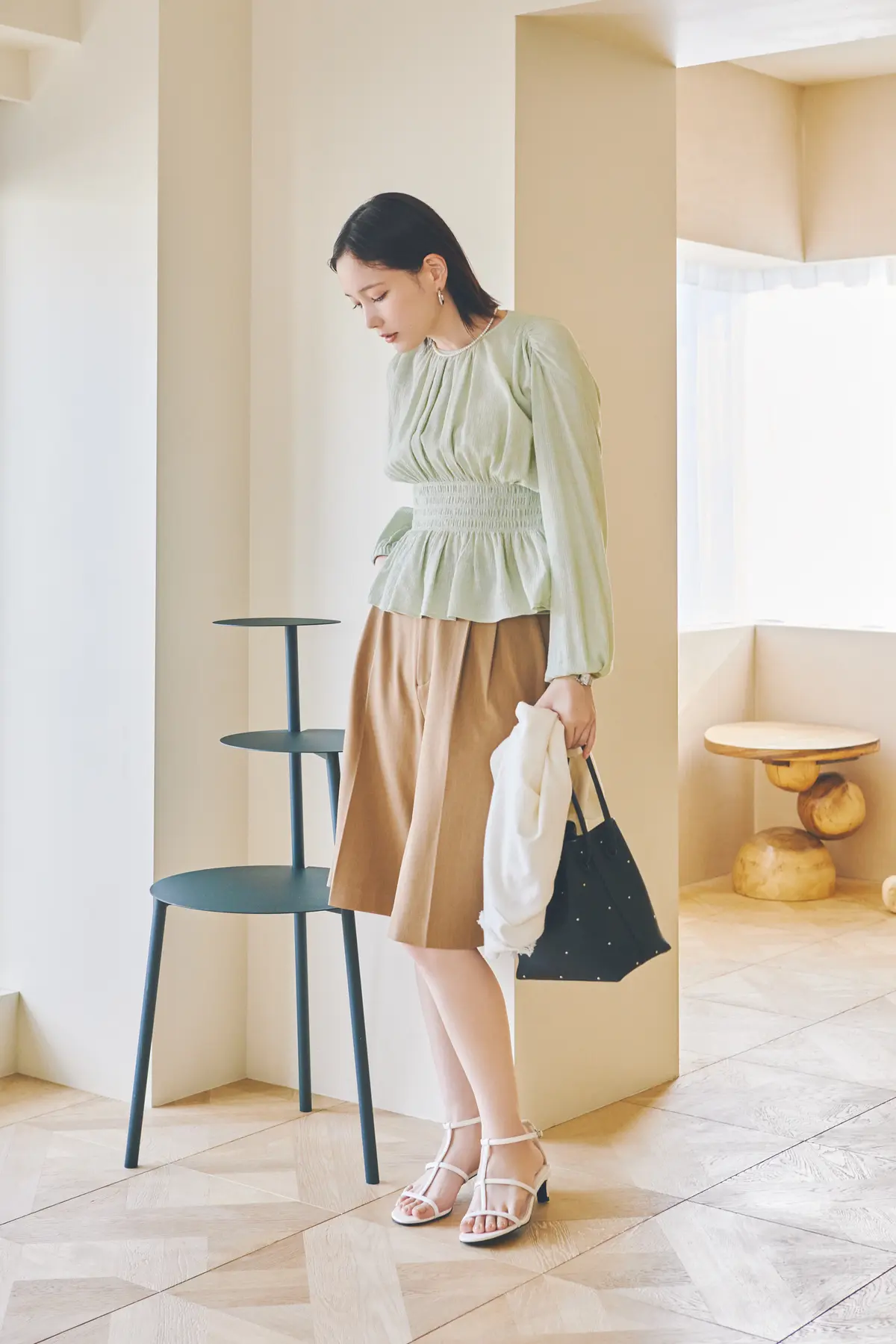 本田翼　ミントブラウスとベージュハーフパンツのコーデ