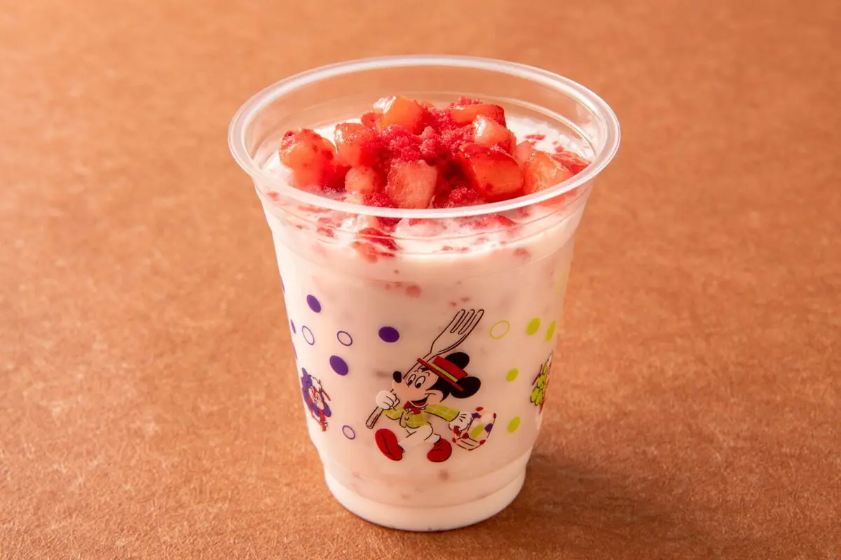 ディズニーシー食べ歩きおすすめ「スペシャルソフトドリンク（苺ミルク）