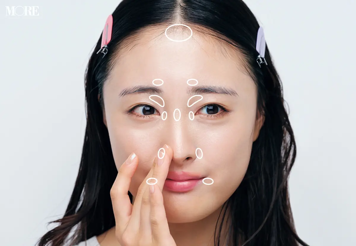 ハイライターを小鼻に塗るモデル