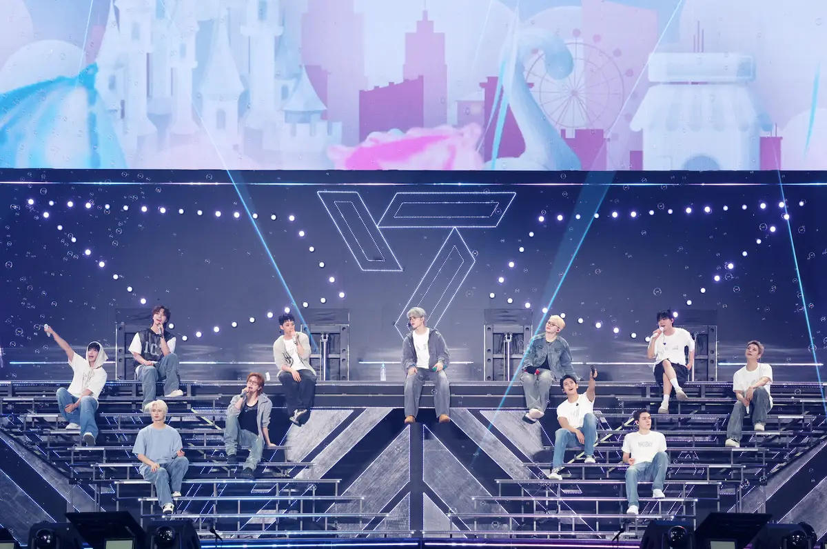 ラフなTシャツスタイルのメンバーたち