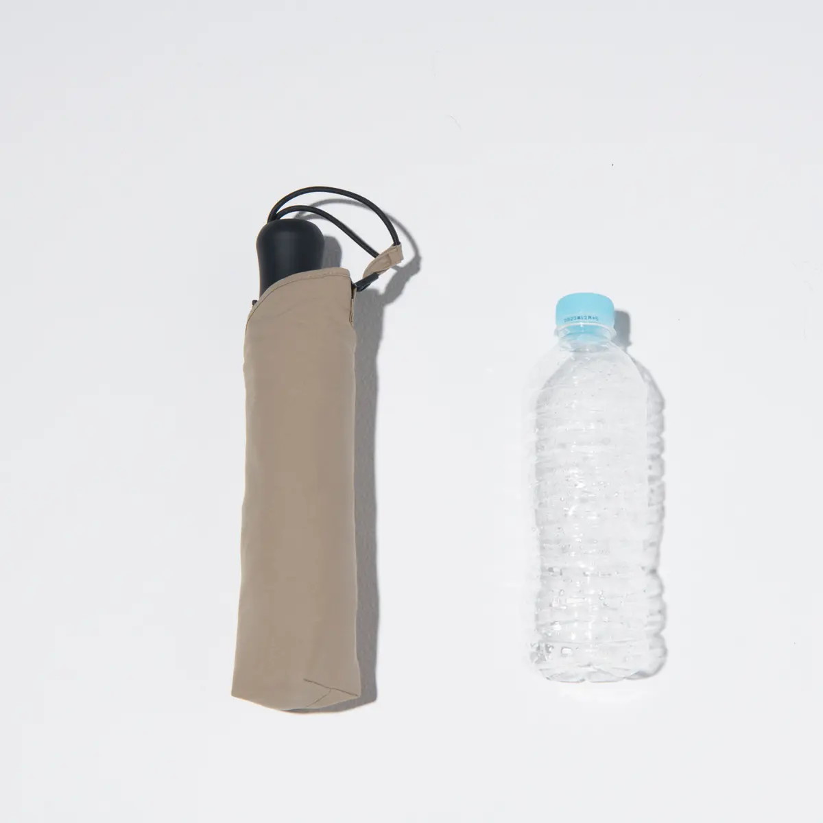 ユニクロの日傘　ペットボトルとの比較