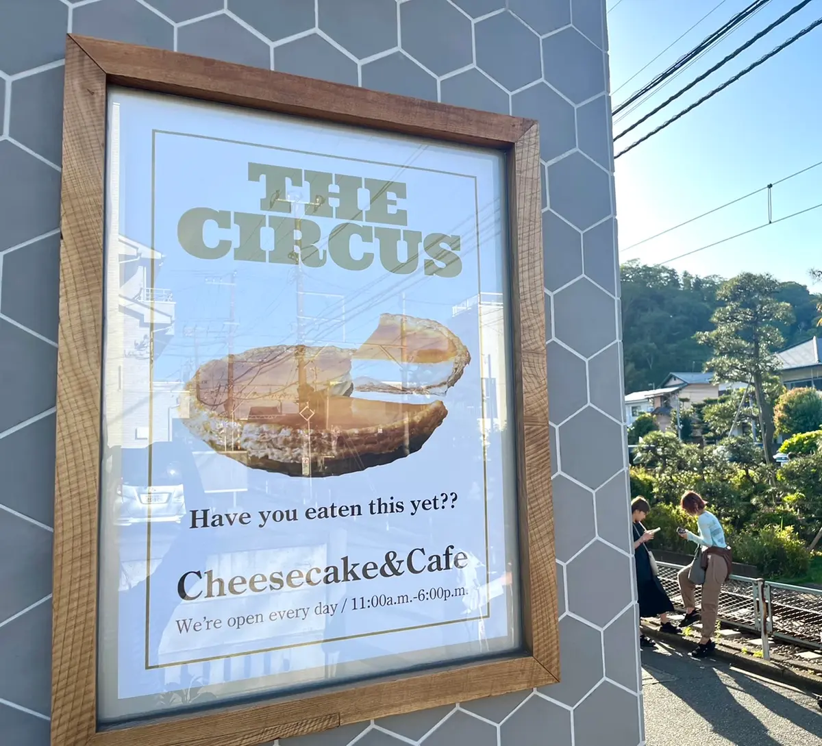 カフェサーカスのチーズケーキが描かれた看板