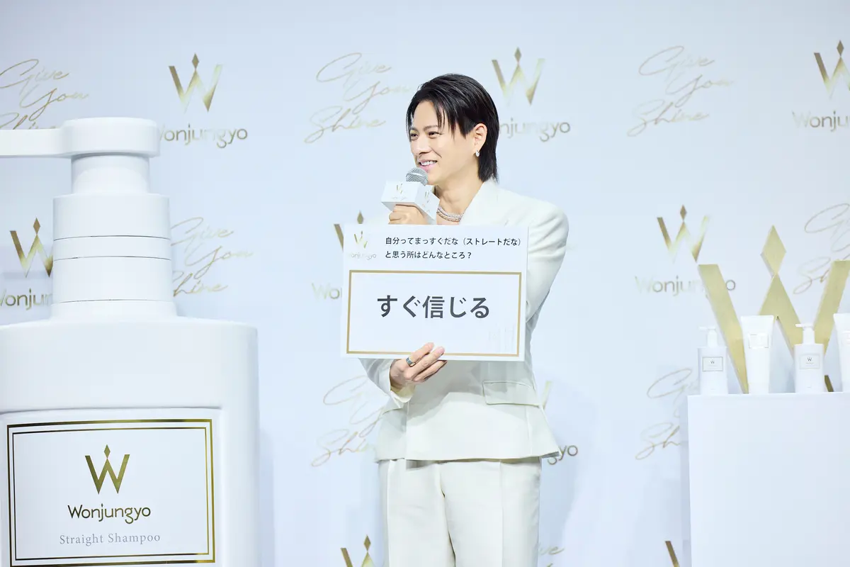 ボードを手にする平野紫耀