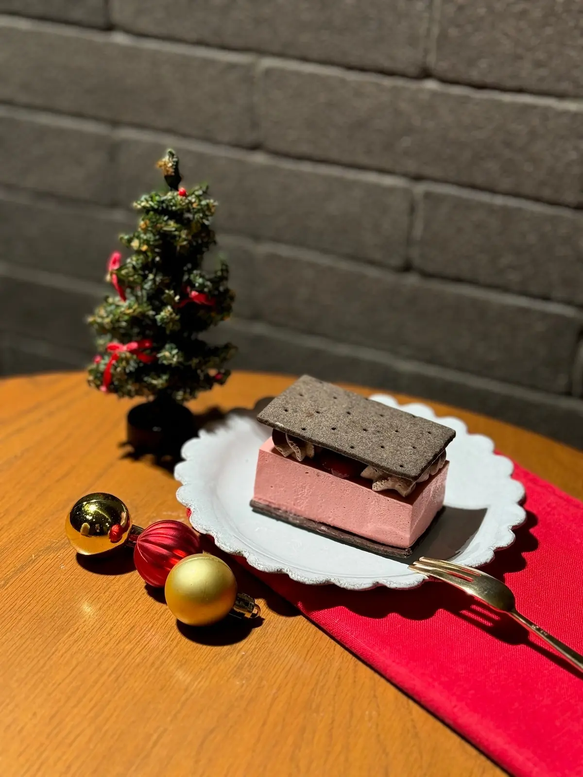 スタバ2024クリスマスメニュー「クッキーサンド ストロベリー＆チョコ」