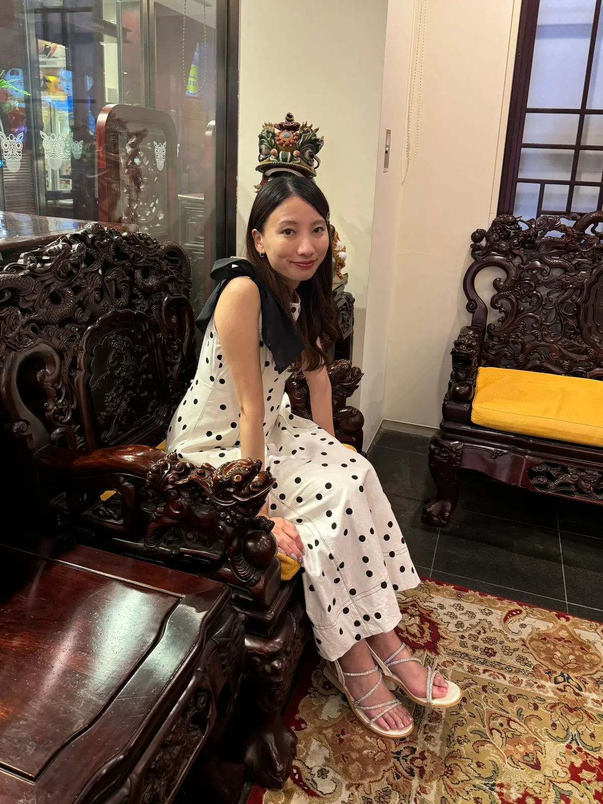 ロビーの椅子に座る