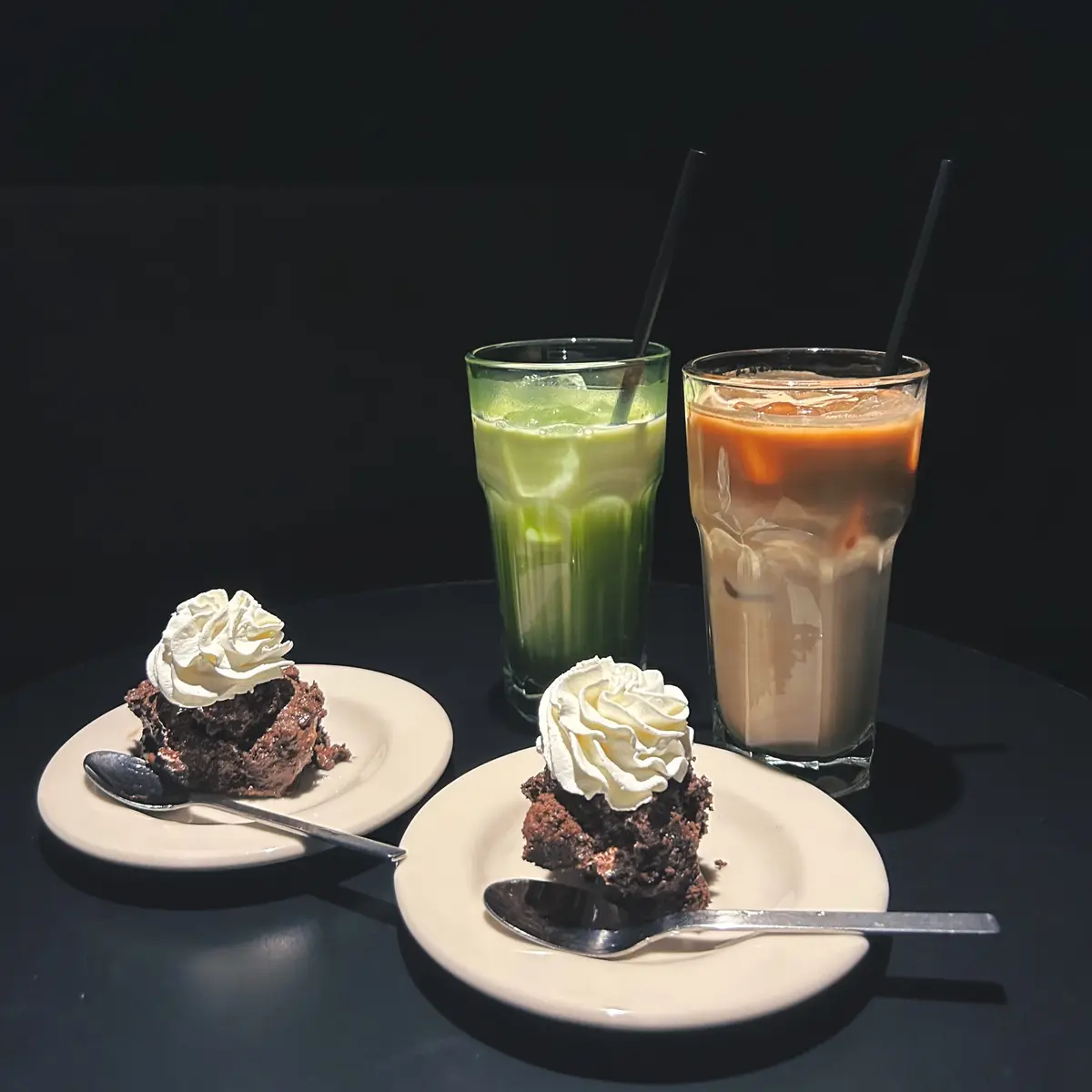NOTE coffee(note cafe)の抹茶ラテ、キャラメルラテ、チョコレートケーキ