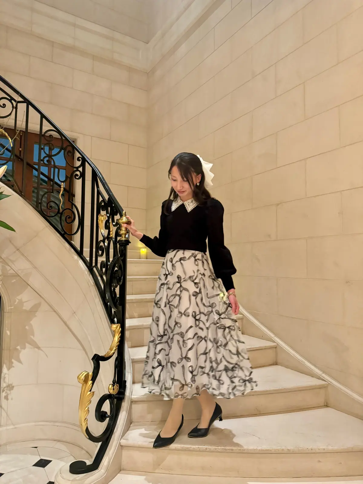 レースリボンのニットとリボン柄のスカートのモノトーンコーデ