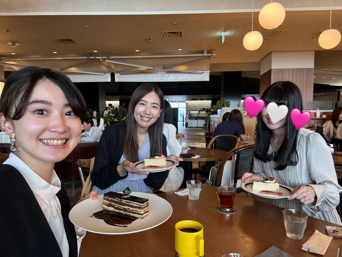 東京のカフェで友人と一緒にいる様子