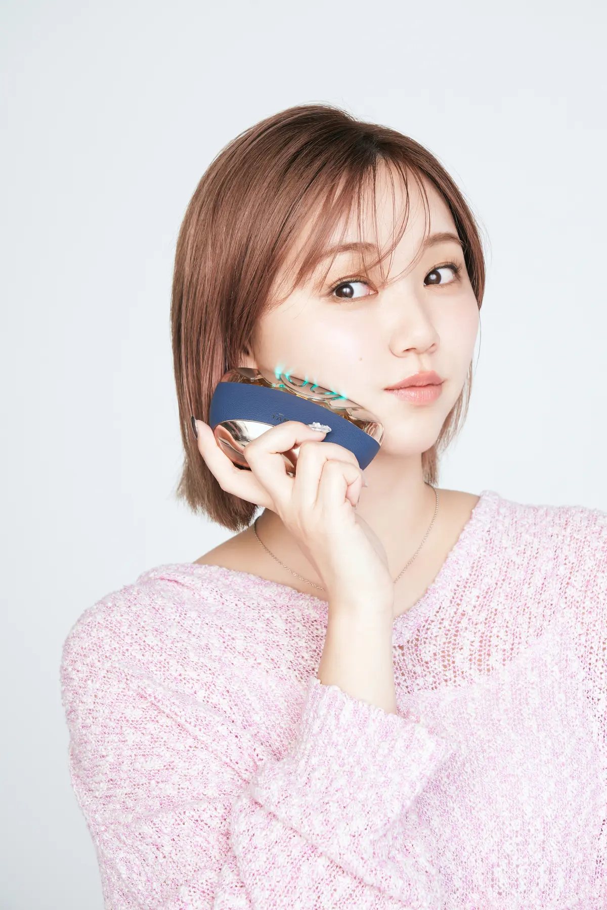 ヤーマンを試す江野沢愛美