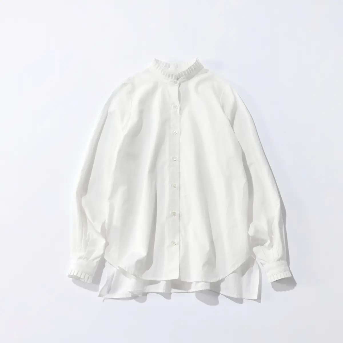 フリル衿の白シャツ