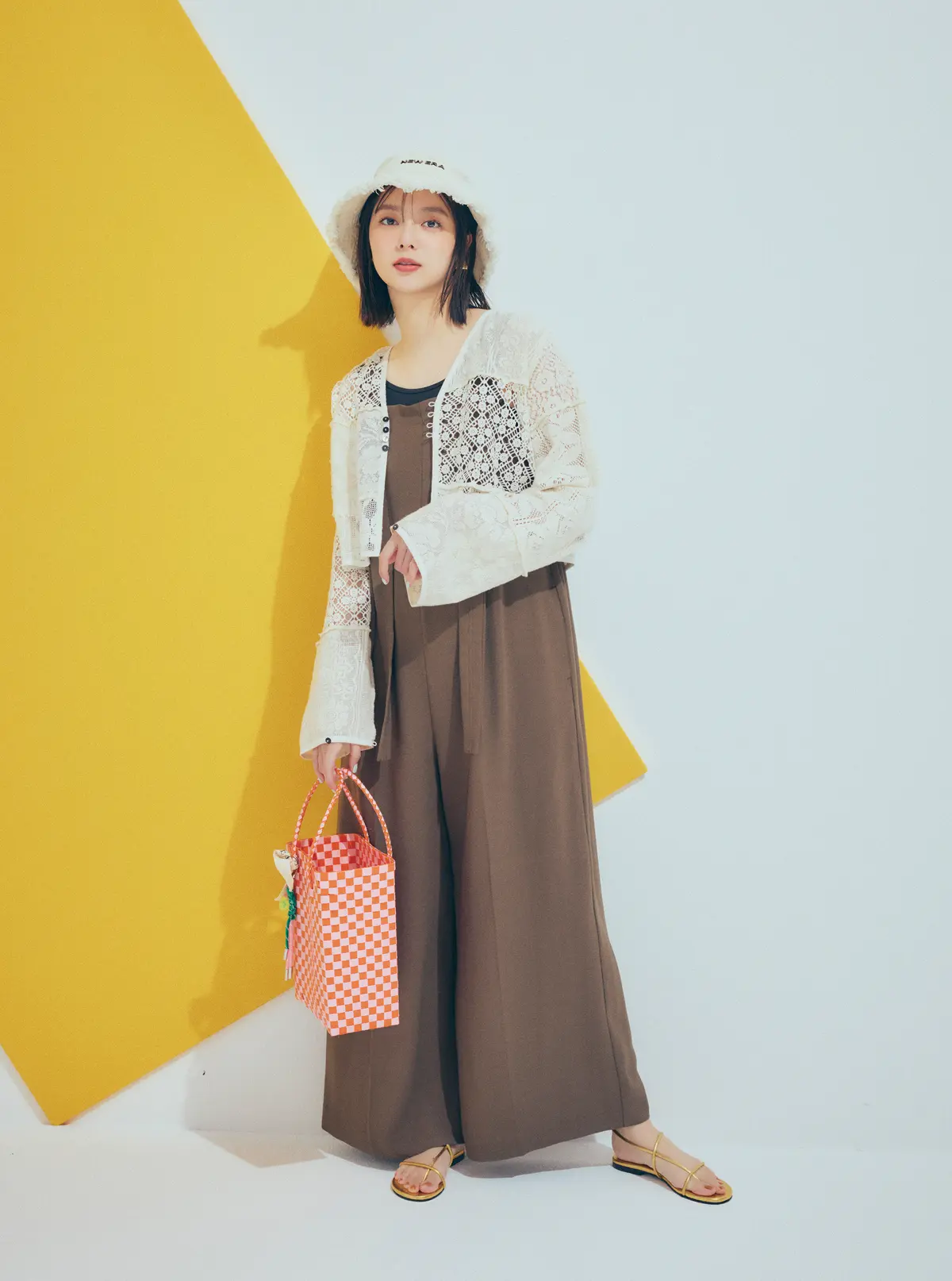 新川優愛 レースシャツとサロペット　全身