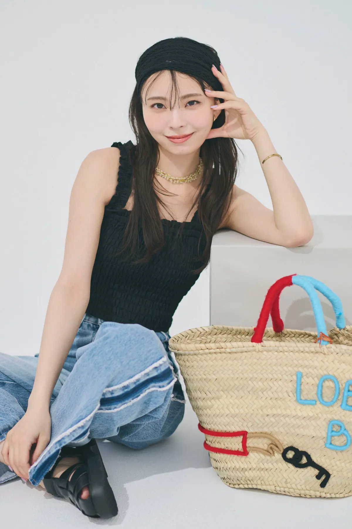 川口ゆりな　キャミソールとデニム　全身コーデ