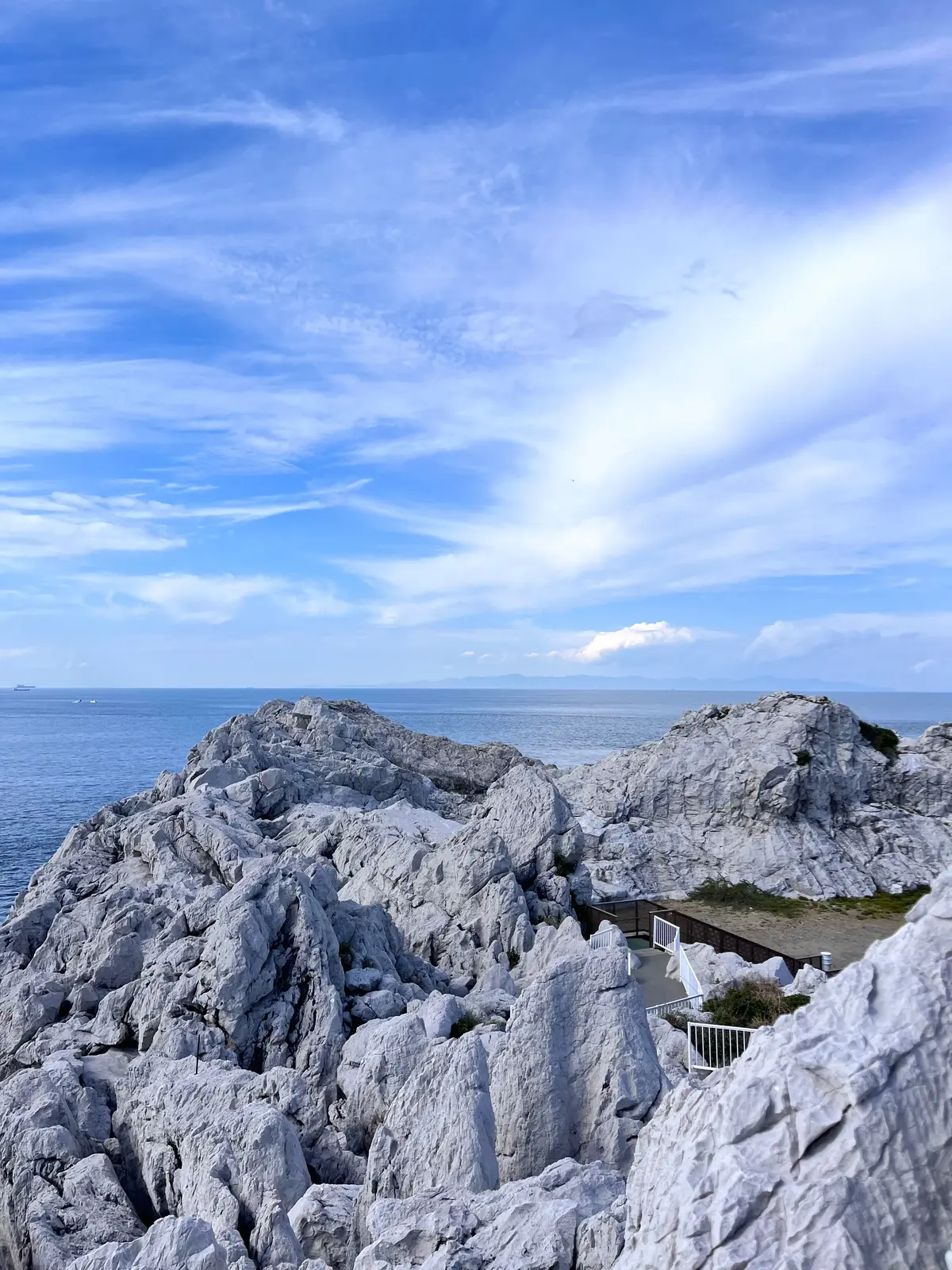 白い岩と青い海のコントラストがきれいな白崎海岸