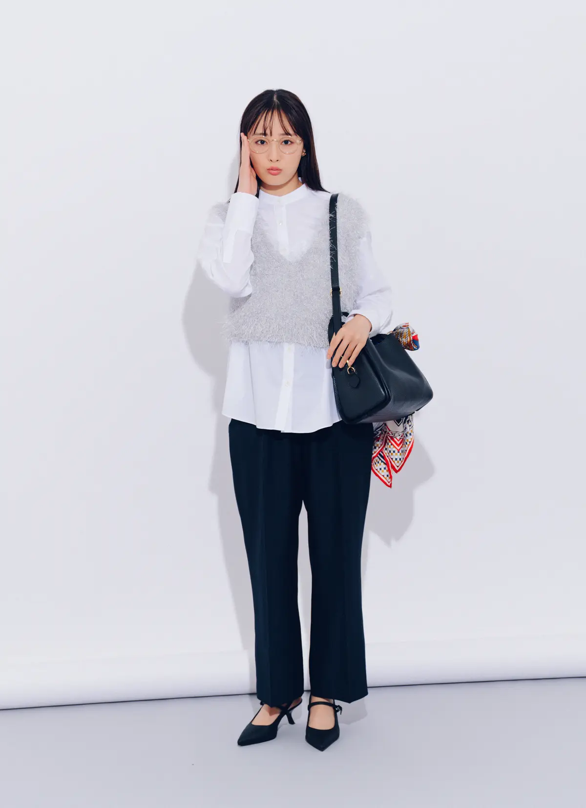 井桁弘恵　ベストとスカートコーデ　より