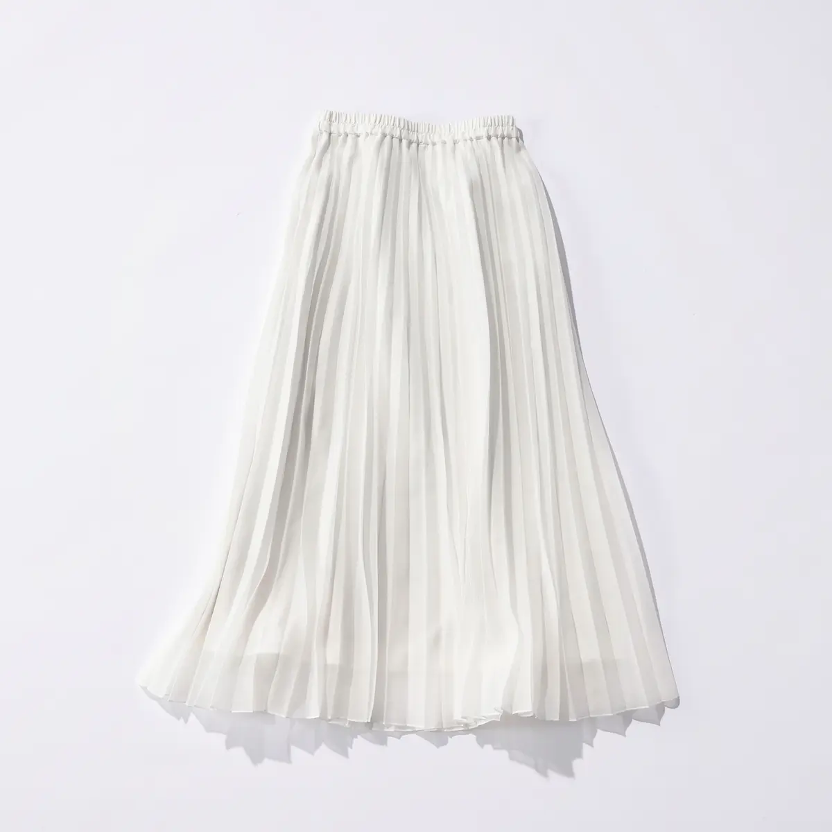 白のプリーツスカート