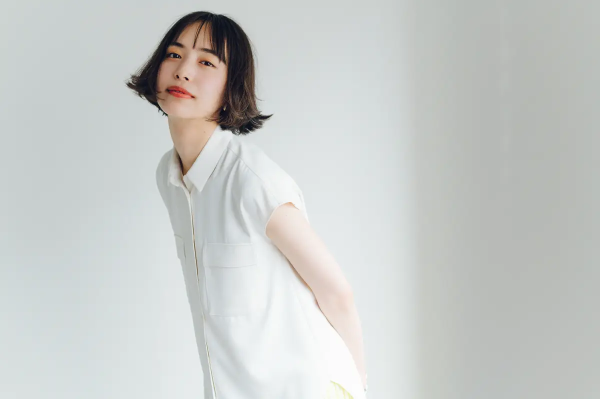 井桁弘恵　ブラウス　よりカット