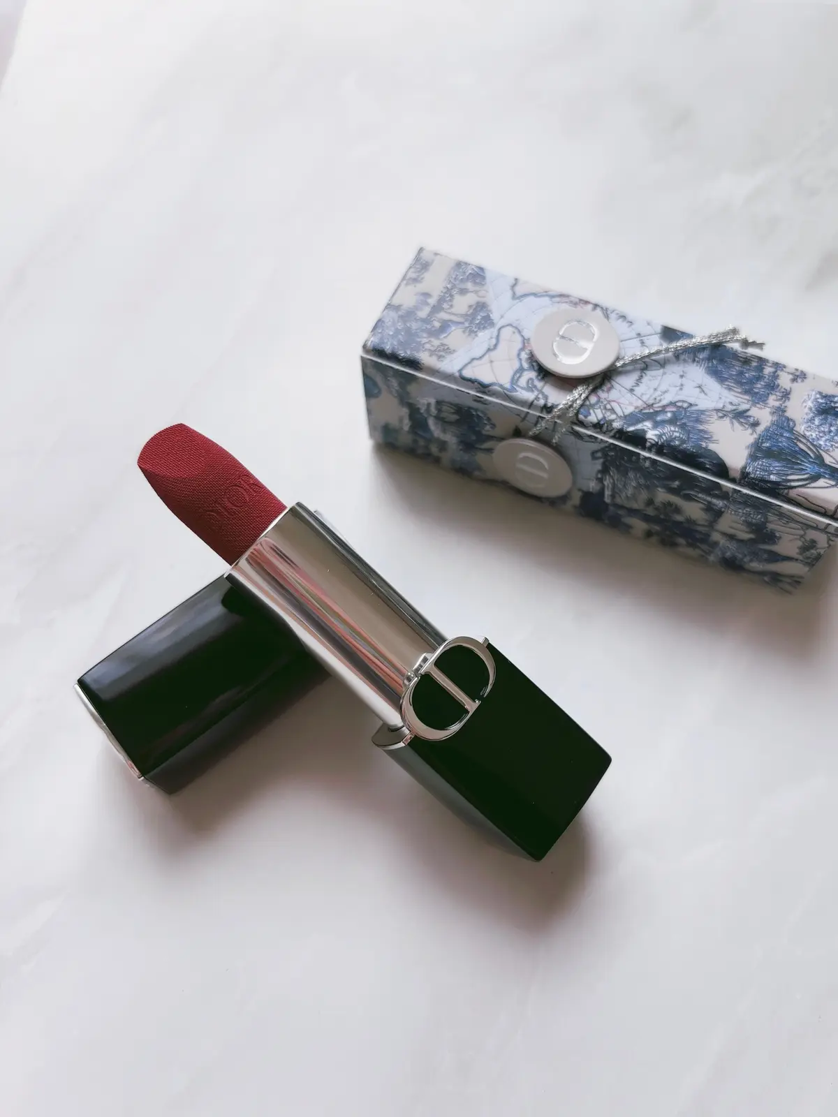 DIOR(ディオール)クリスタル会員のバースデーギフトのミニマニキュア「ディオール ヴェルニ 999ルージュ」とリップ「ルージュ ディオール 720 アイコン ベルベット」現品