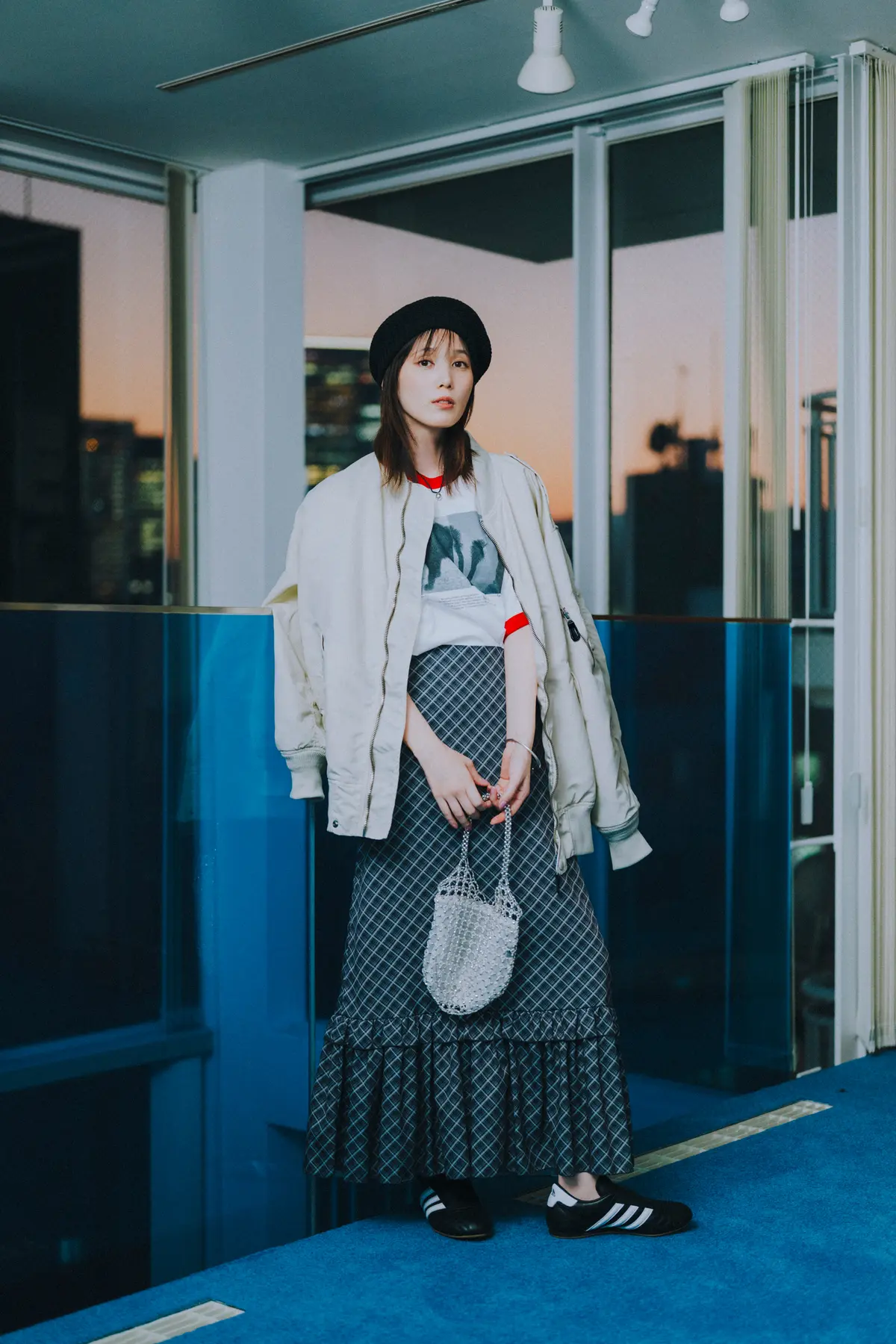 【黒スニーカーコーデ】Tシャツ×チェック柄スカート