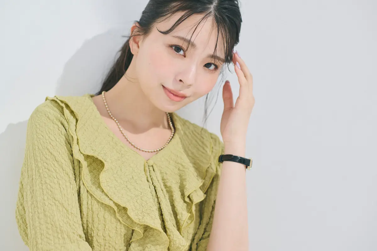 川口ゆりな　ブラウス　よりカット