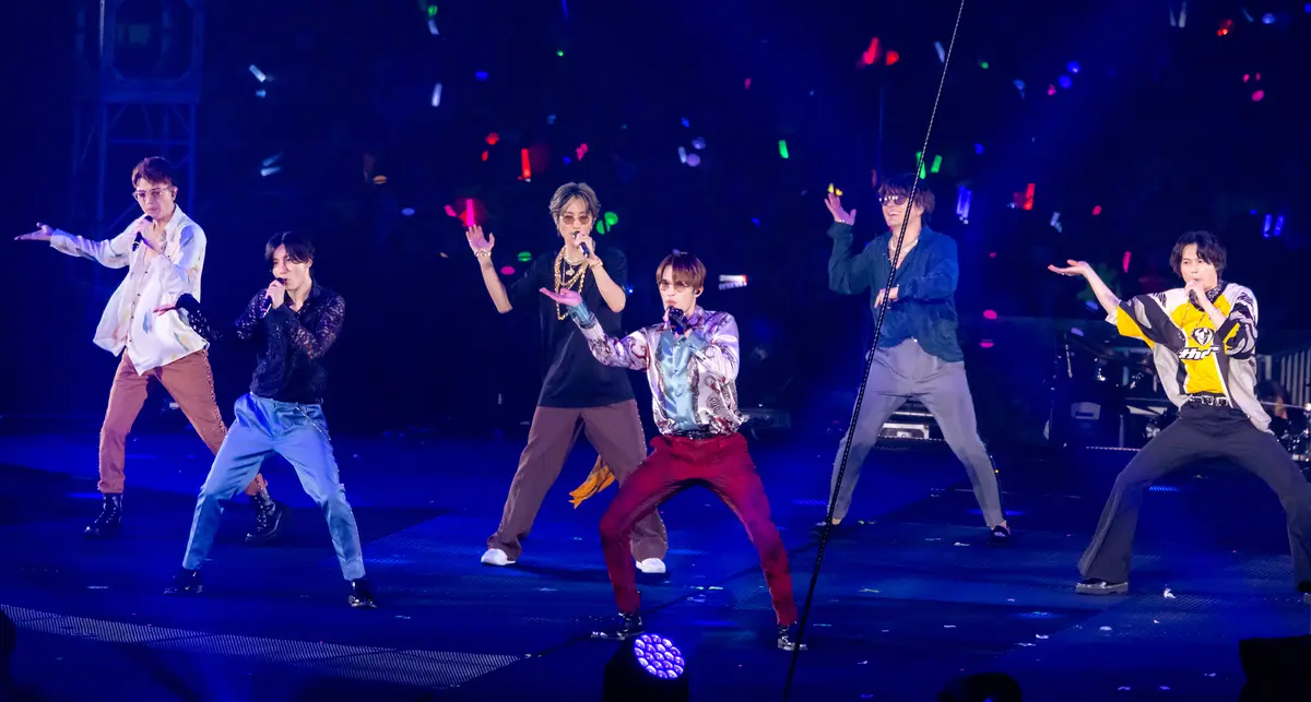 センターステージで踊るメンバー（左から）髙地優吾、京本大我、田中樹、ジェシー、森本慎太郎、松村北斗