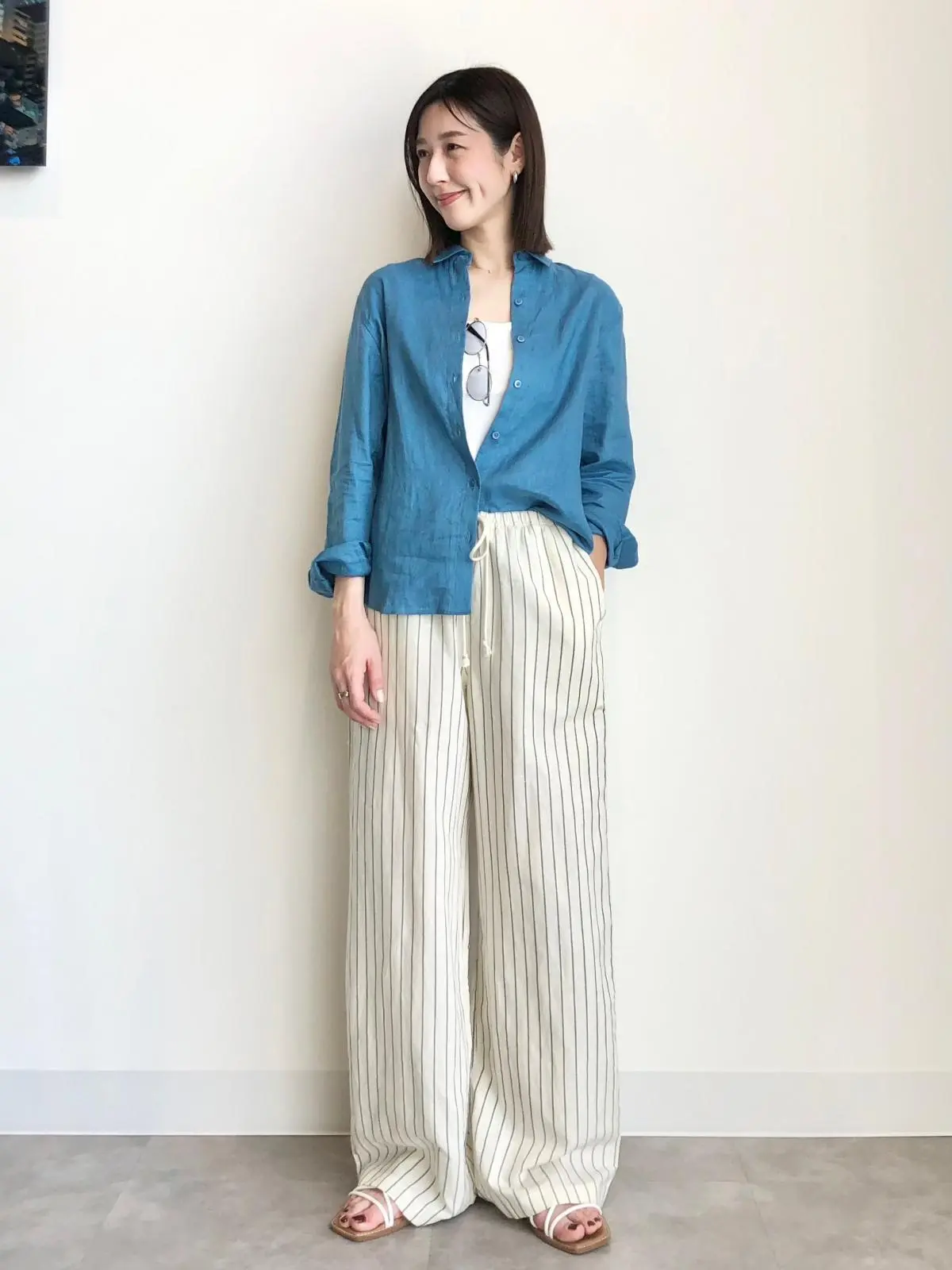 ユニクロ　機内コーデ　シャツとストライプパンツ