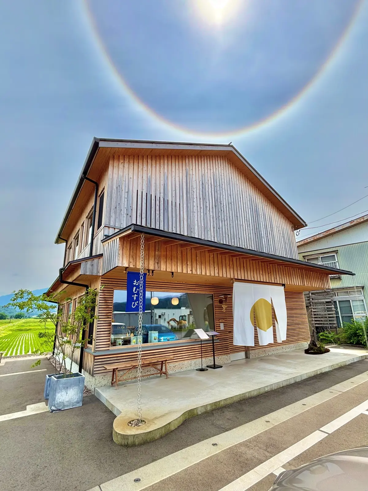 NHKのプロフェッショナル 仕事の流儀でも取り上げられた米農家「関農園」の世界一を6度受賞しギネス世界記録でもある幻の米でつくったおにぎり専門店「FARM FRONT」の「土鍋炊き塩むすび」と「海苔」