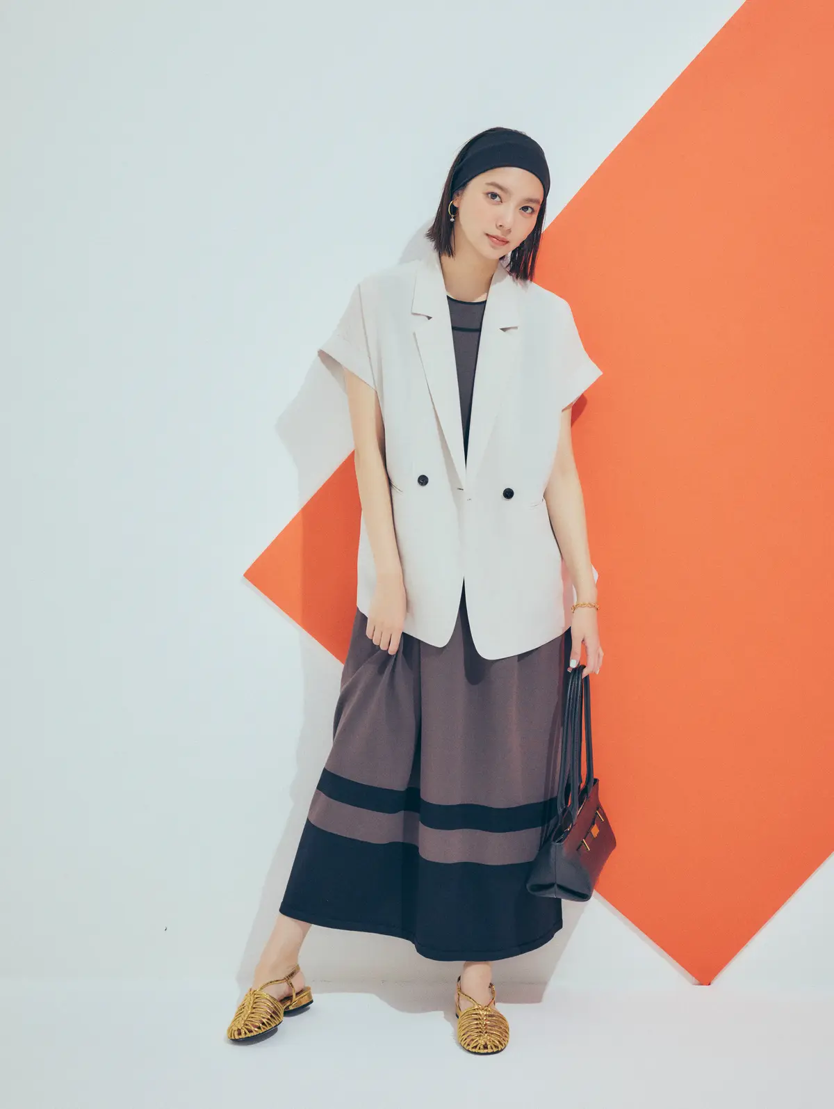 新川優愛　ジャケットとワンピース　全身