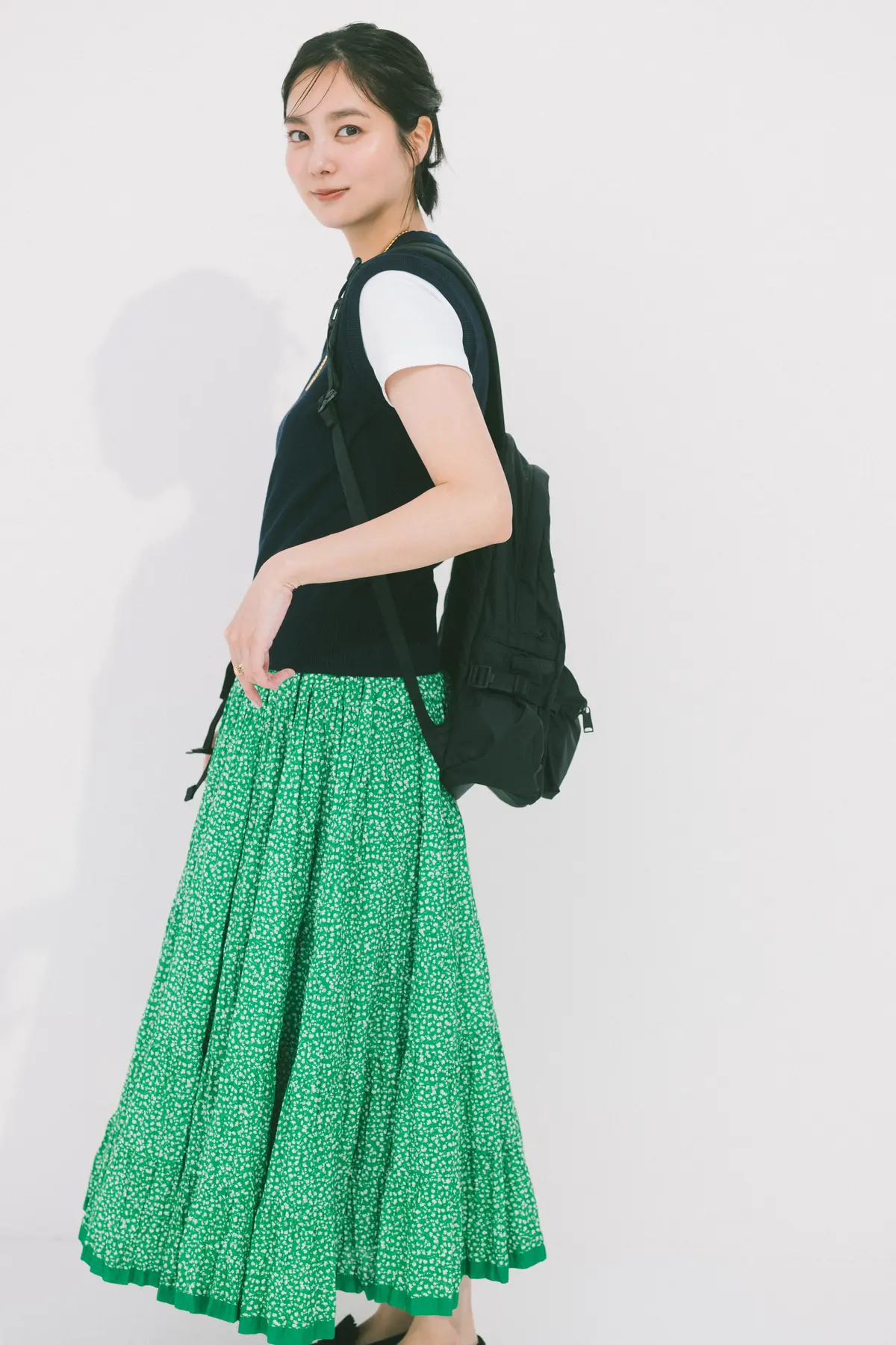 新川優愛　スカートコーデ