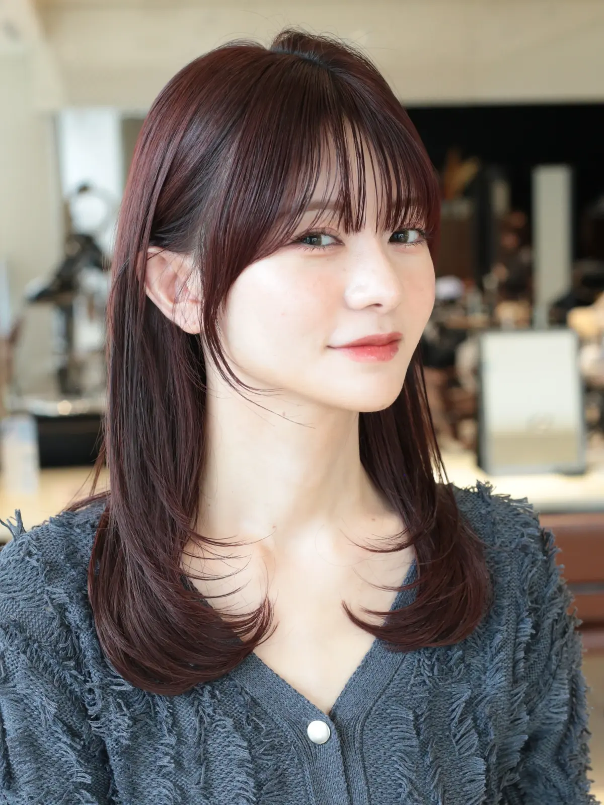  小顔もこなれ感も叶えるセミロング　サイド