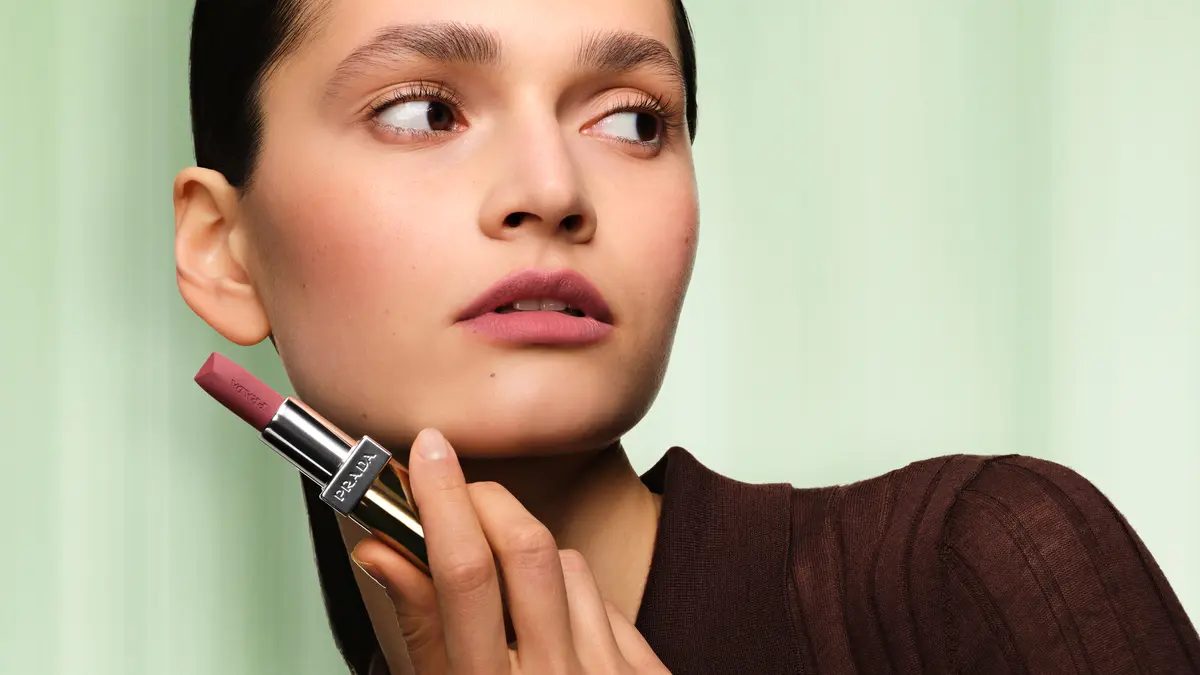 PRADA BEAUTY プラダビューティ リップ新作 2025 限定 春新色 ブラウンリップ モノクローム ウェイトレス リップカラー ブラウンシリーズ（スムース ナイロン） B109 アマラント
