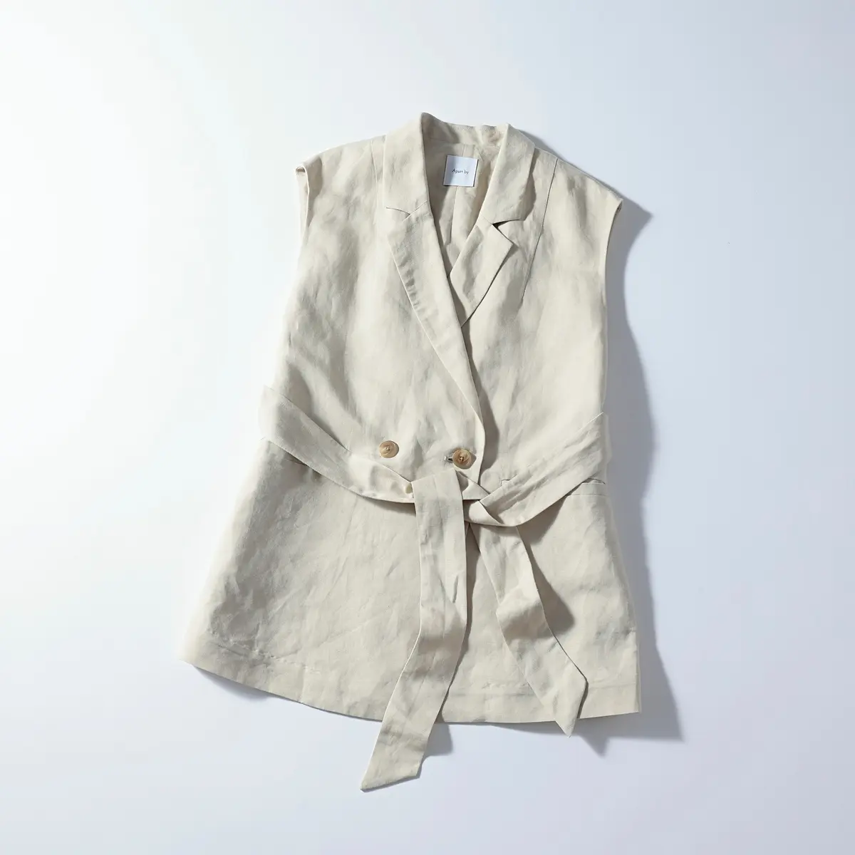 『アパートバイ』のベルトつきベスト