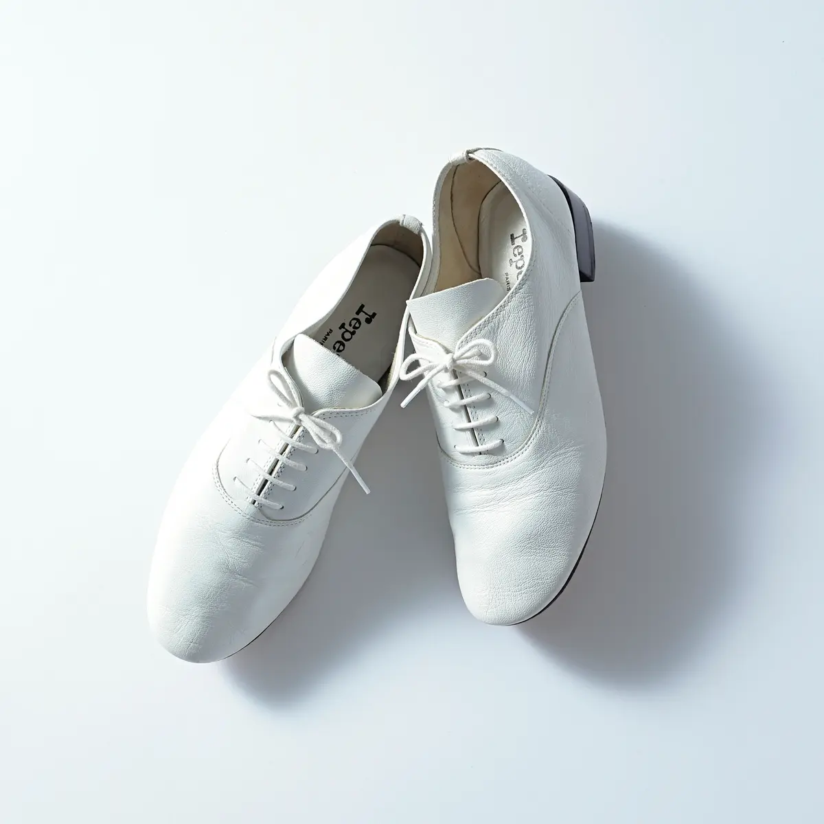 『Repetto』の白シューズ