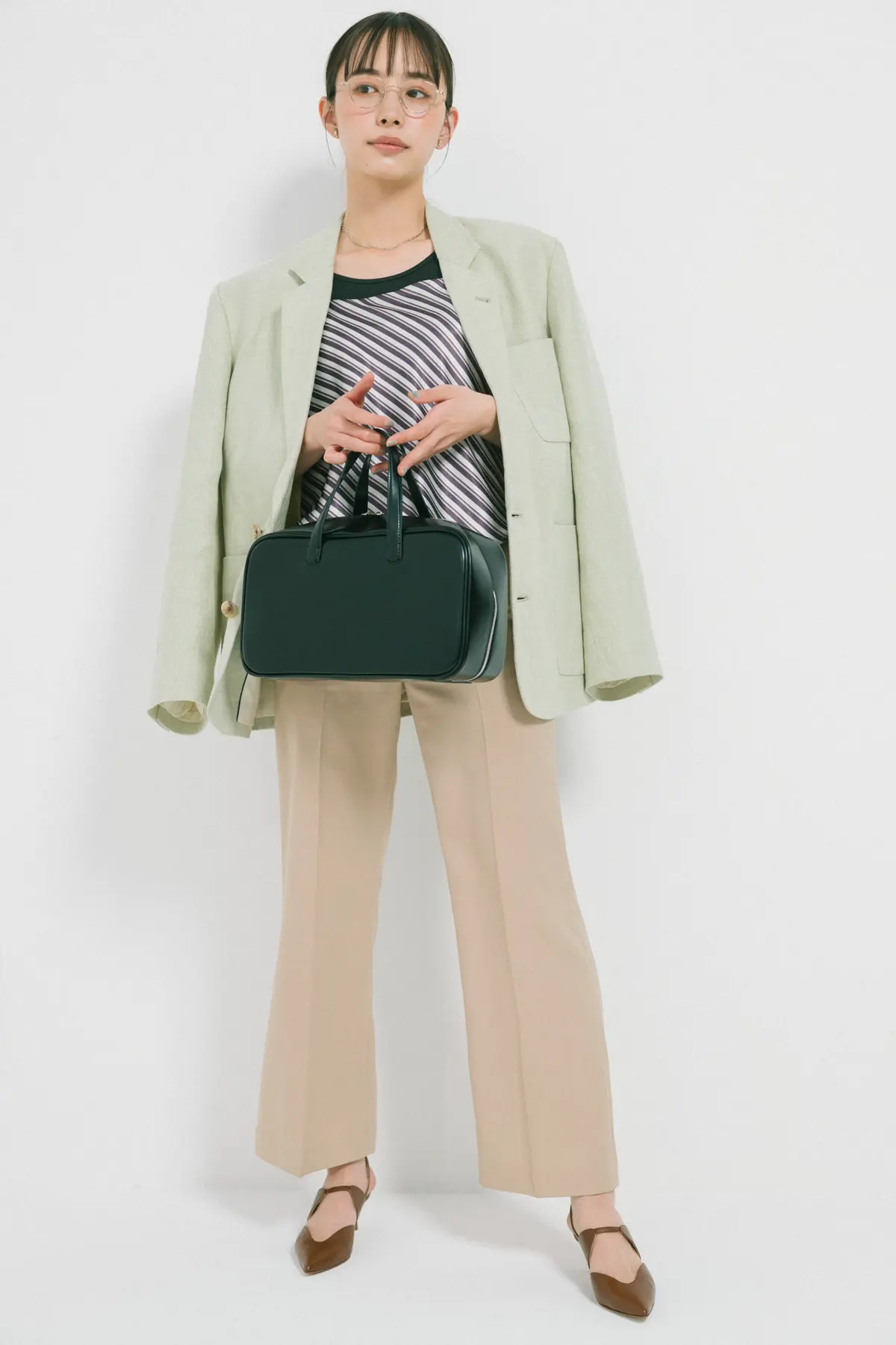 【白スニーカーコーデ】カーゴパンツ×サマーニット