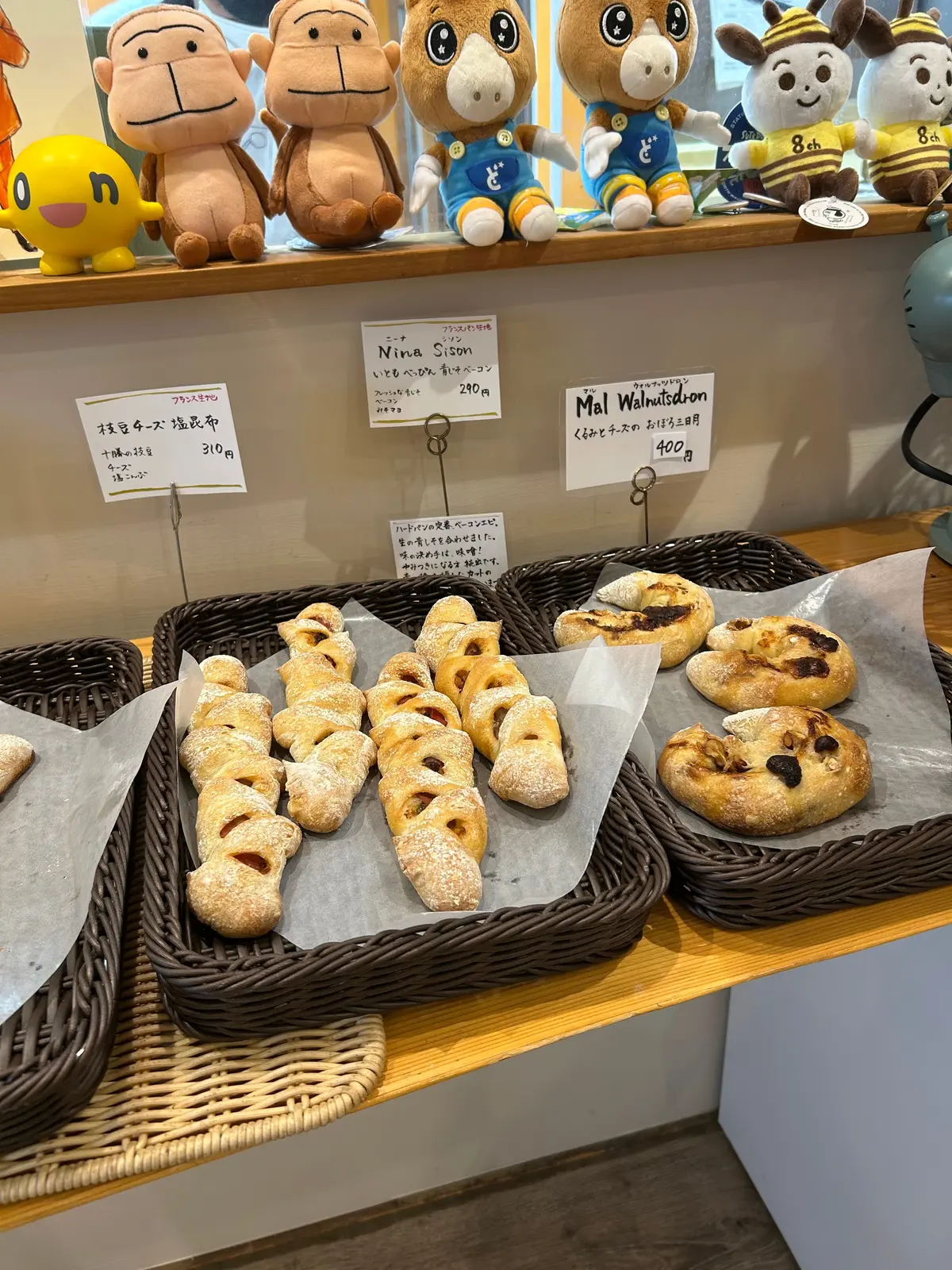 フランスパン達と札幌のテレビ局のゆるキャラ