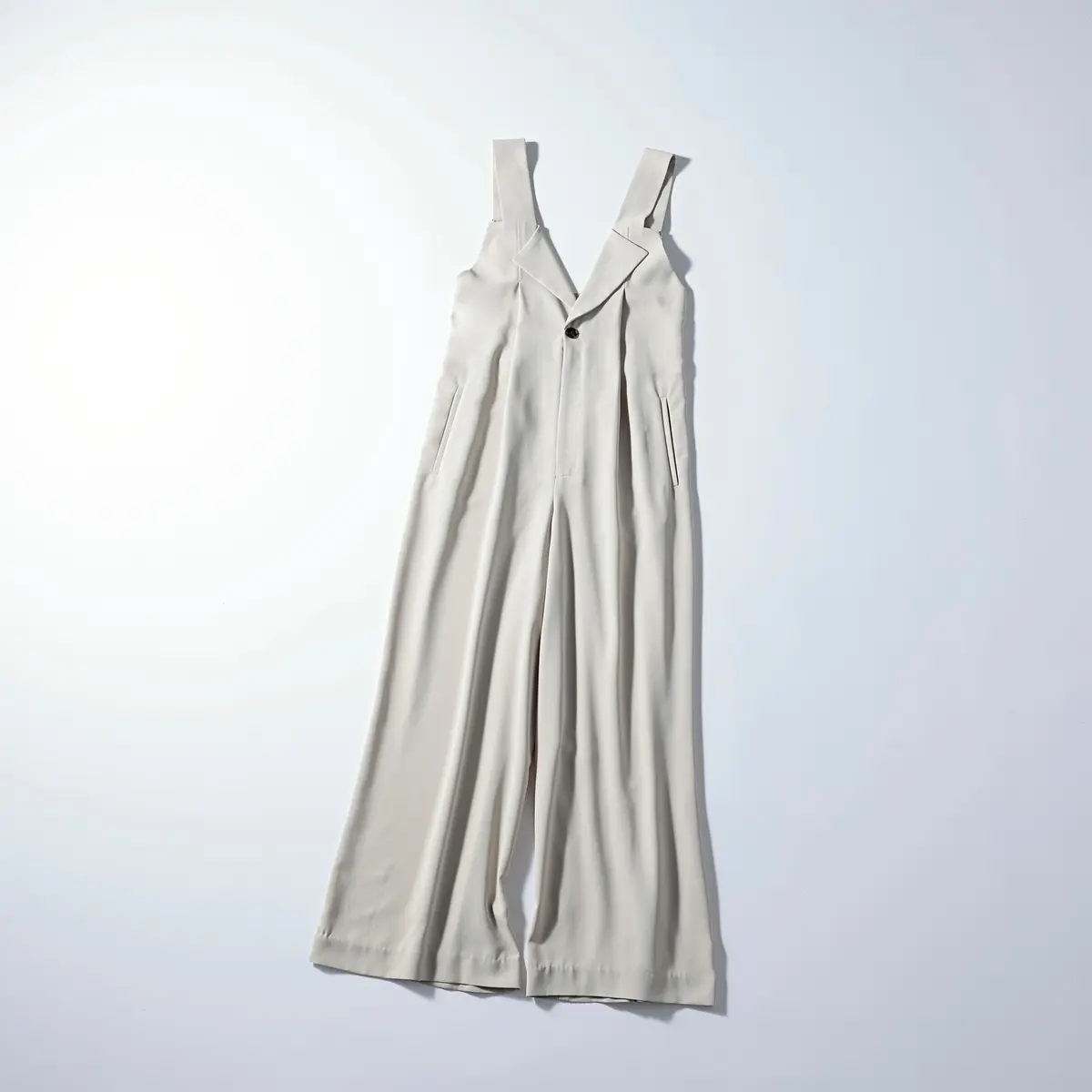 『ココ ディール』のグレージュサロペット