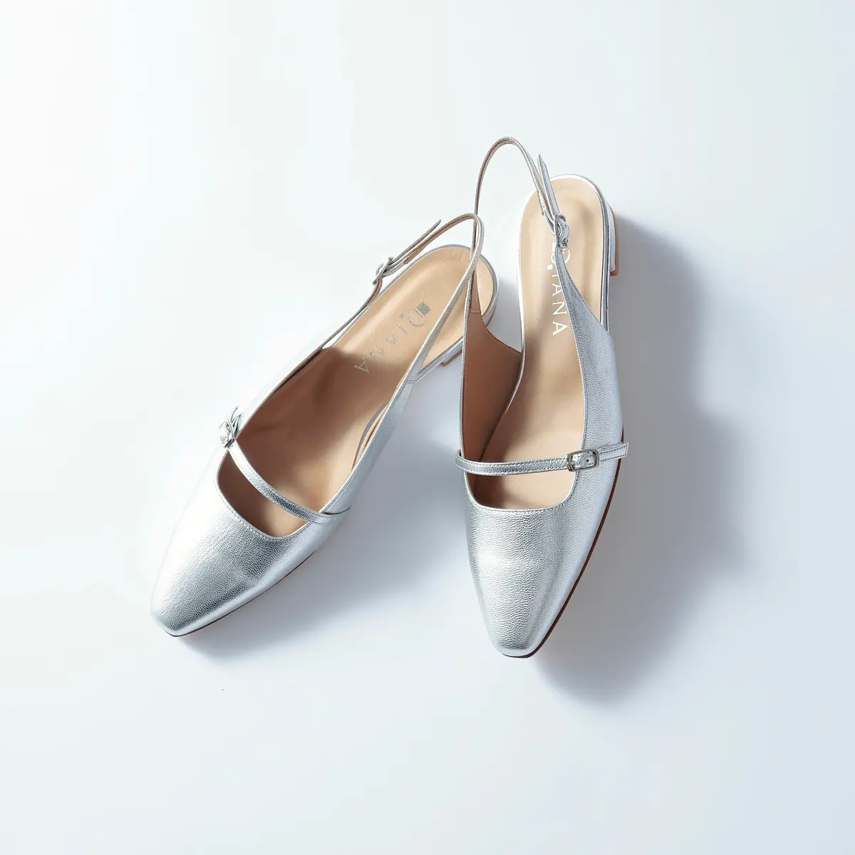 『ダイアナ』のシルバーパンプス