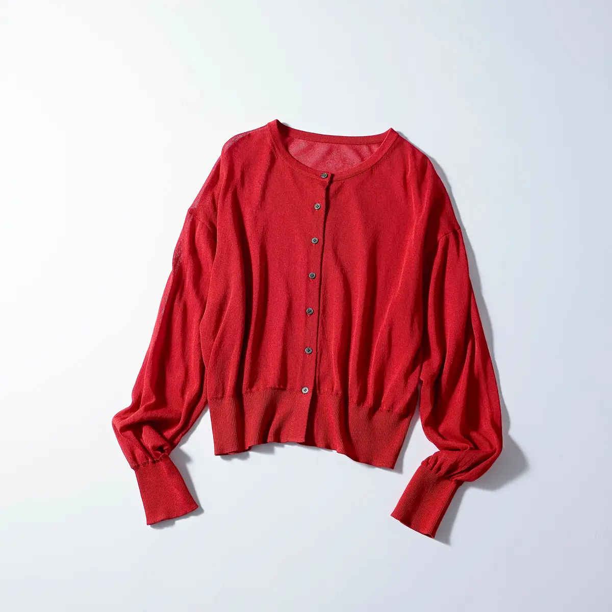 『アース ミュージック＆エコロジー』の赤カーディガン