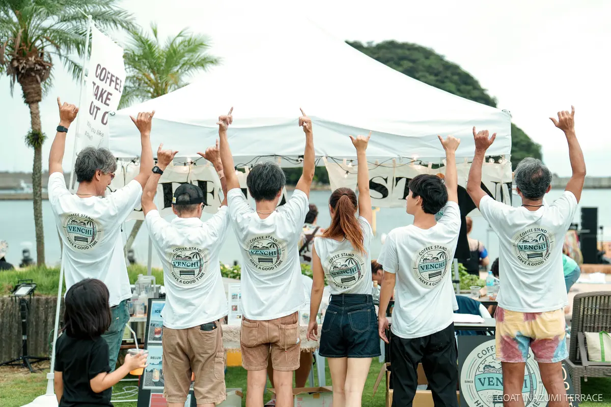 コーヒースタンドのメンバーの後ろ姿