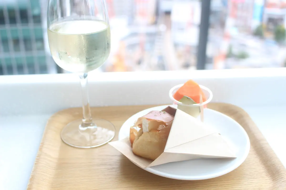 幕間に食べた生ハムとカマンベールのサンドイッチ(ピクルス付き)と白ワイン