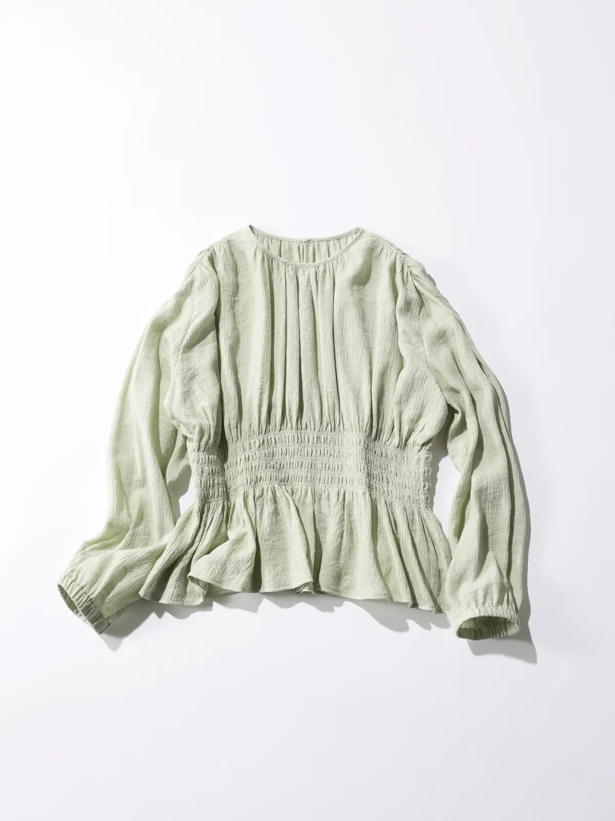 ミントグリーンのブラウス