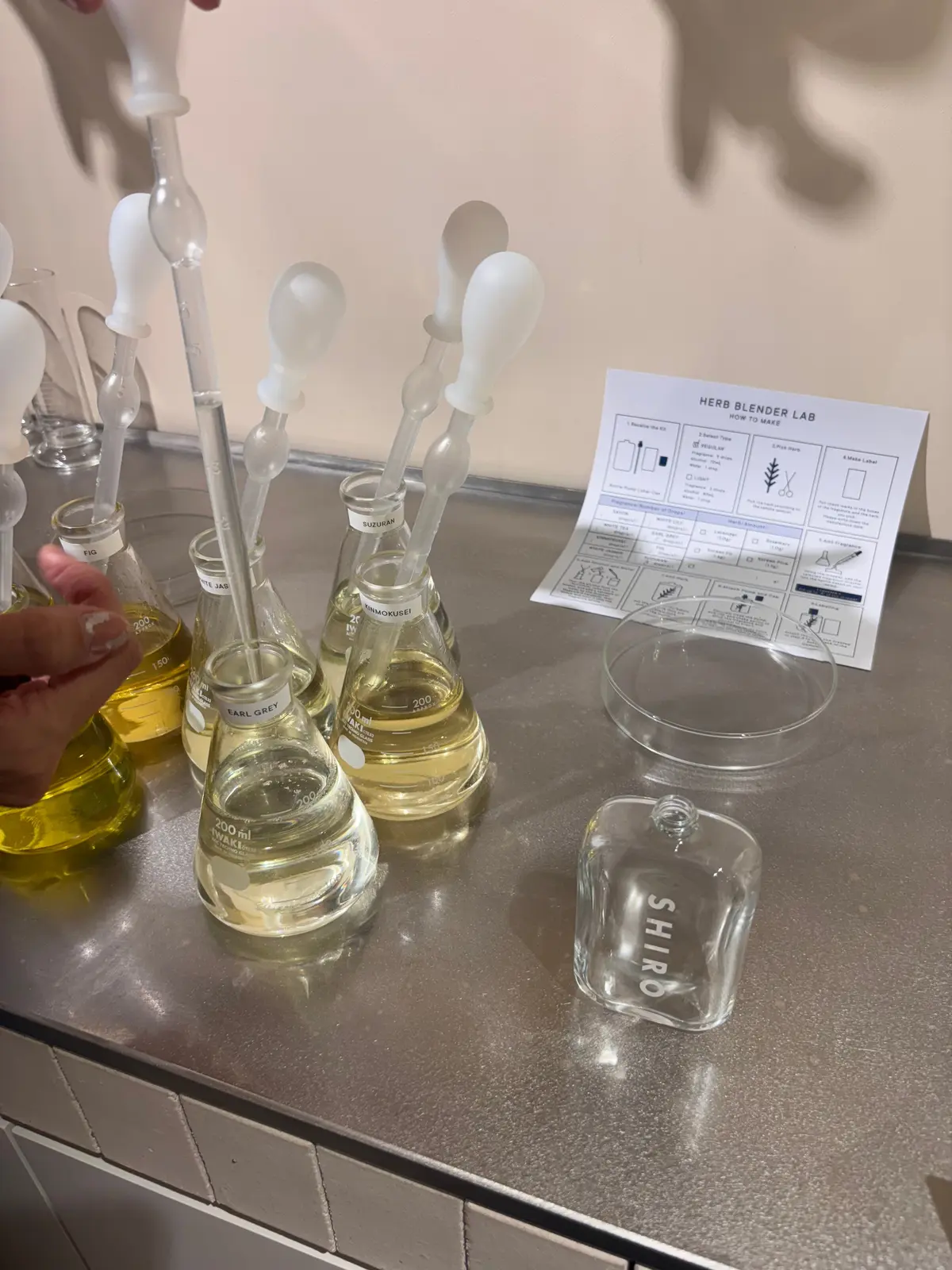 香りを調合していく様子②