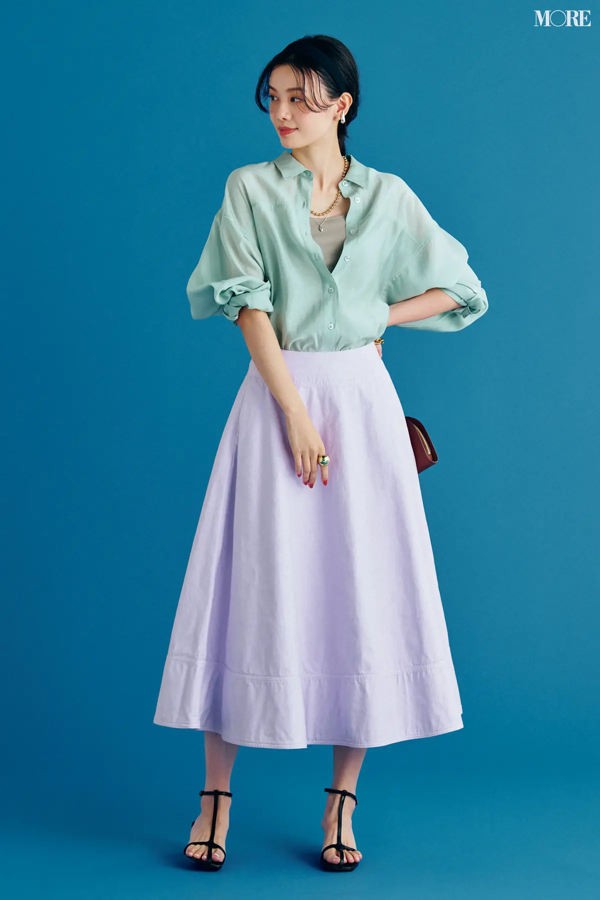 【2023夏オフィスカジュアル】グリーンのシアーシャツ×パープルのスカート