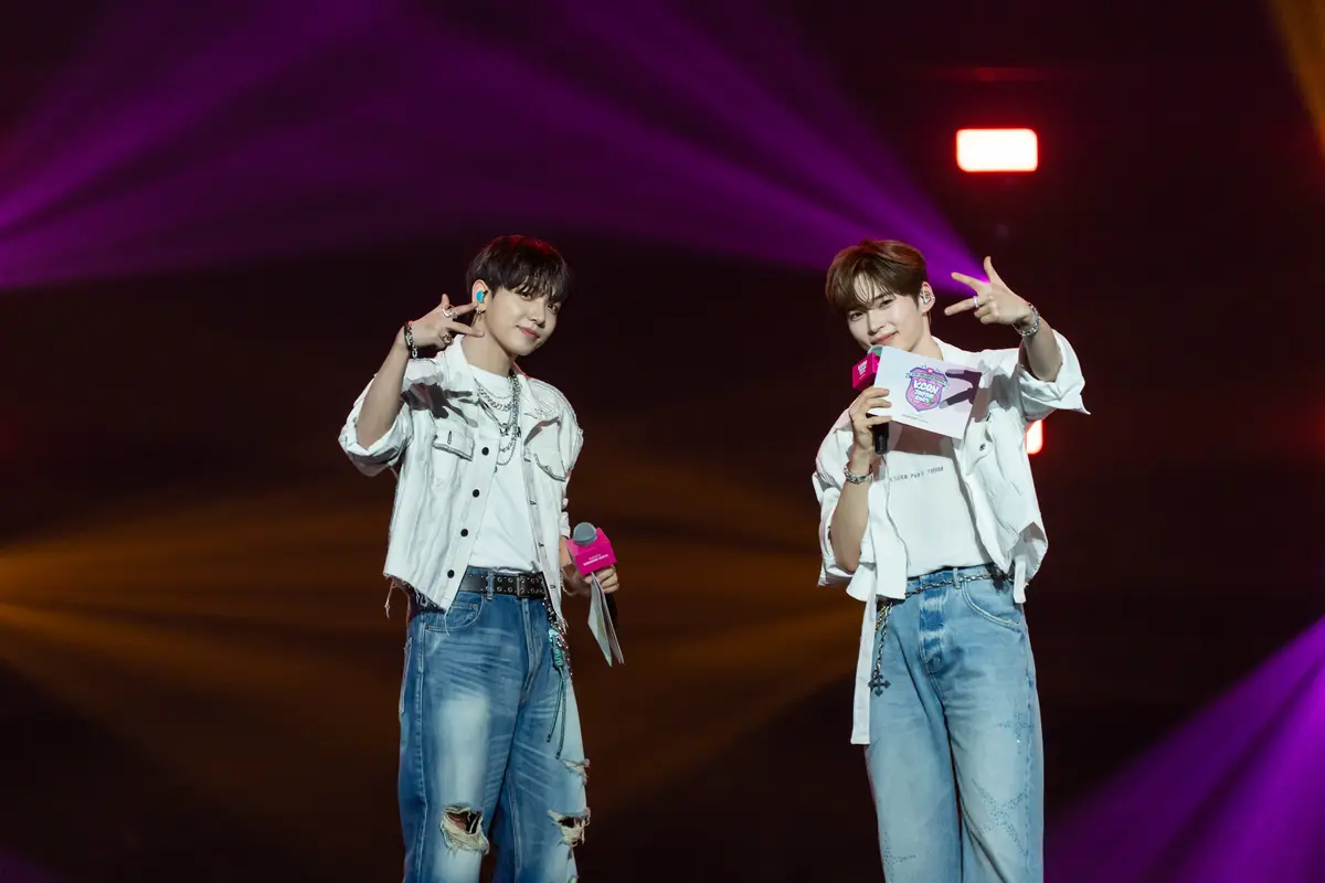 （左）BOYNEXTDOORのジェヒョン、（右）ZEROBASEONEのソン・ハンビン