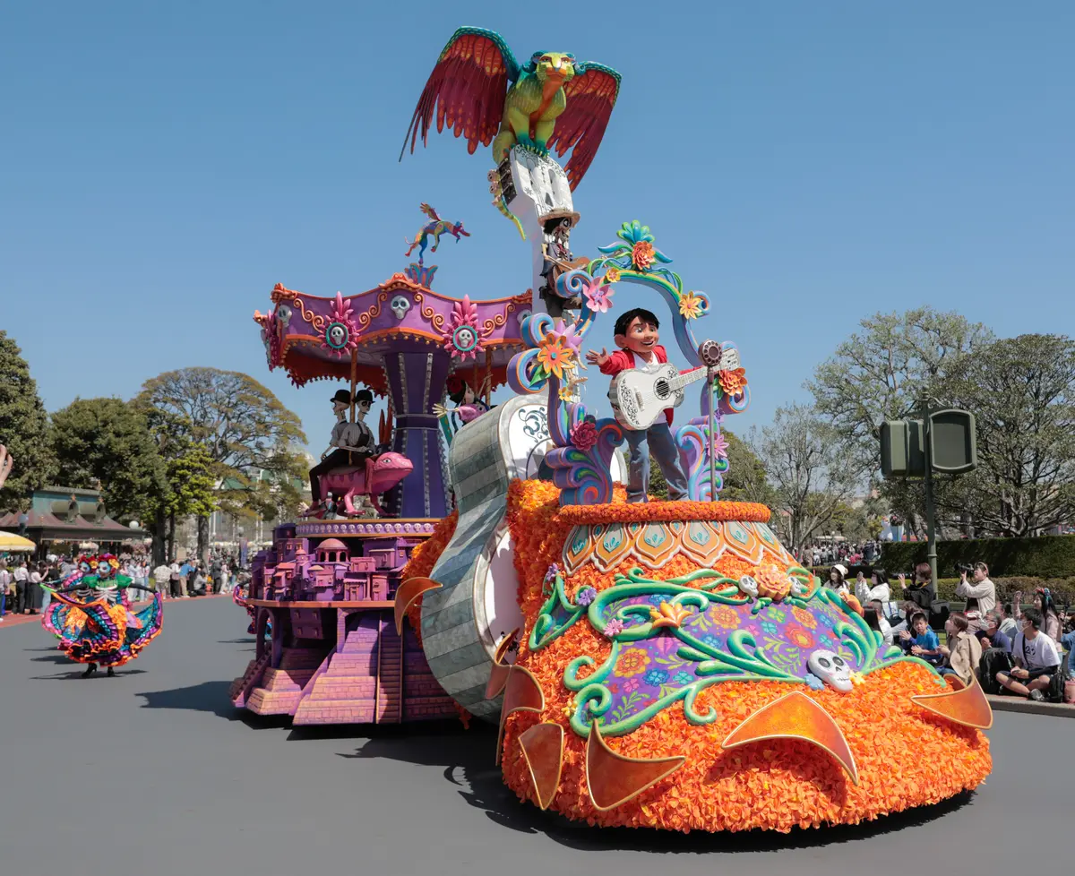 東京ディズニーランドのハーモニーインカラーに登場したリメンバー・ミーのフロート