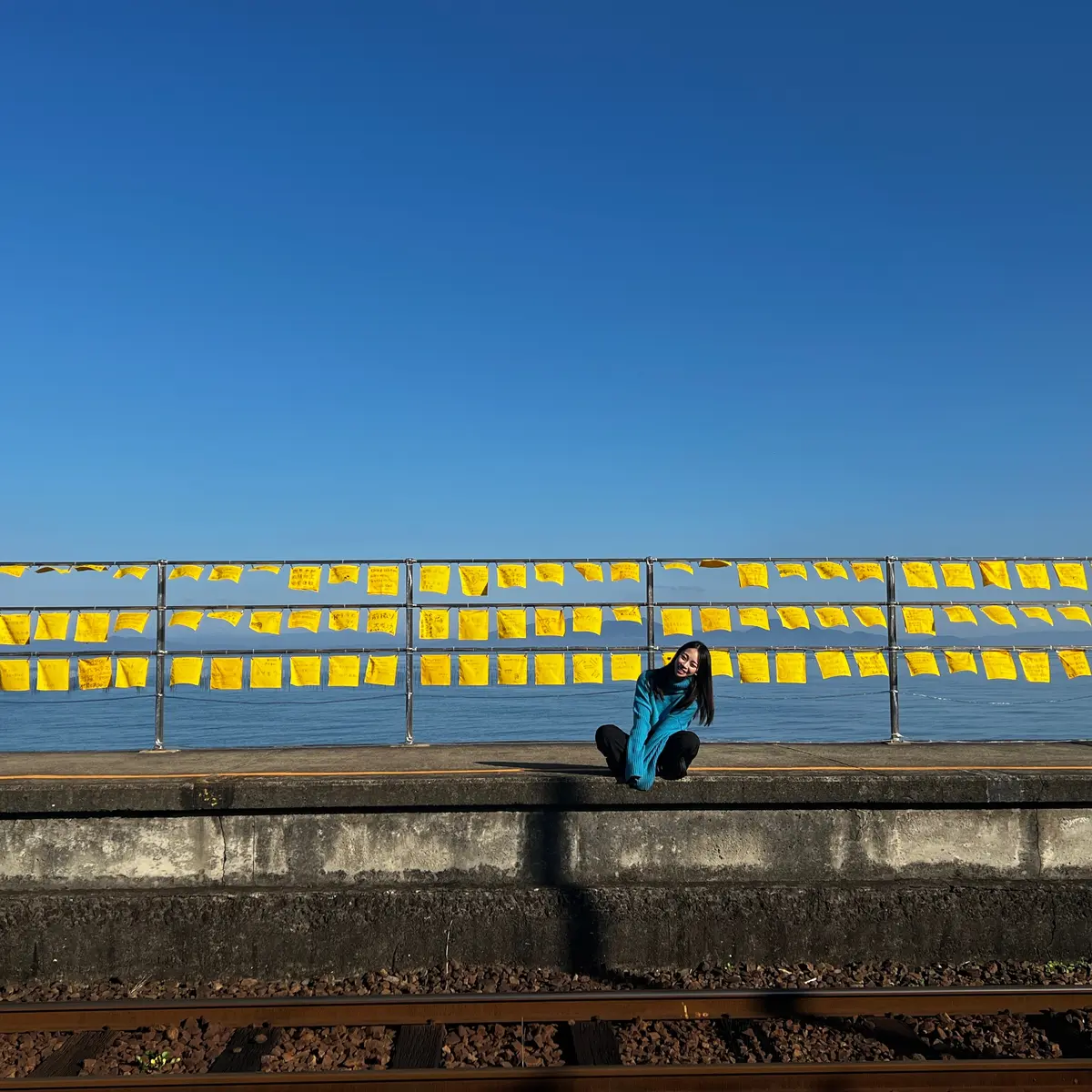 黄色いハンカチが並ぶ長崎島原の大三東駅